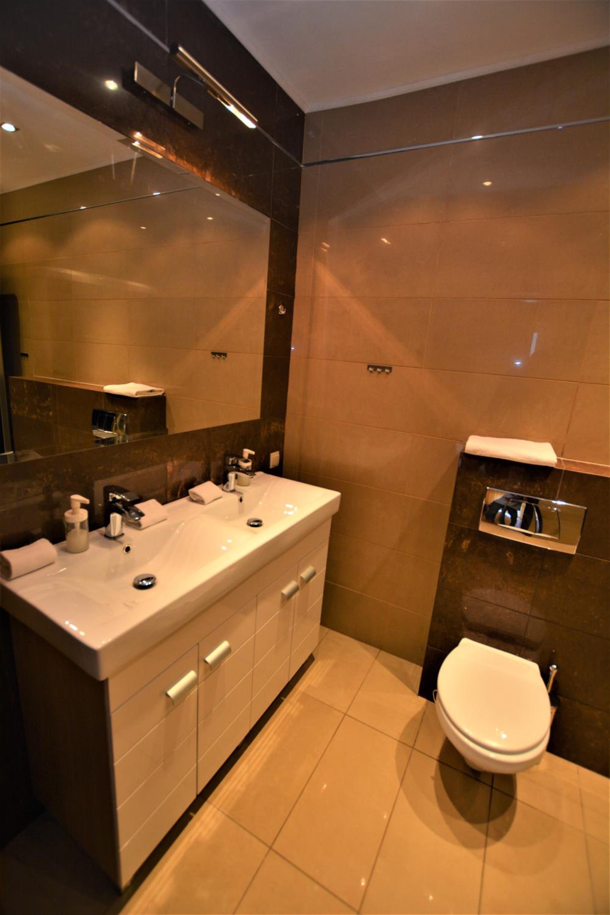 One-Bedroom Apartment - Photo 3