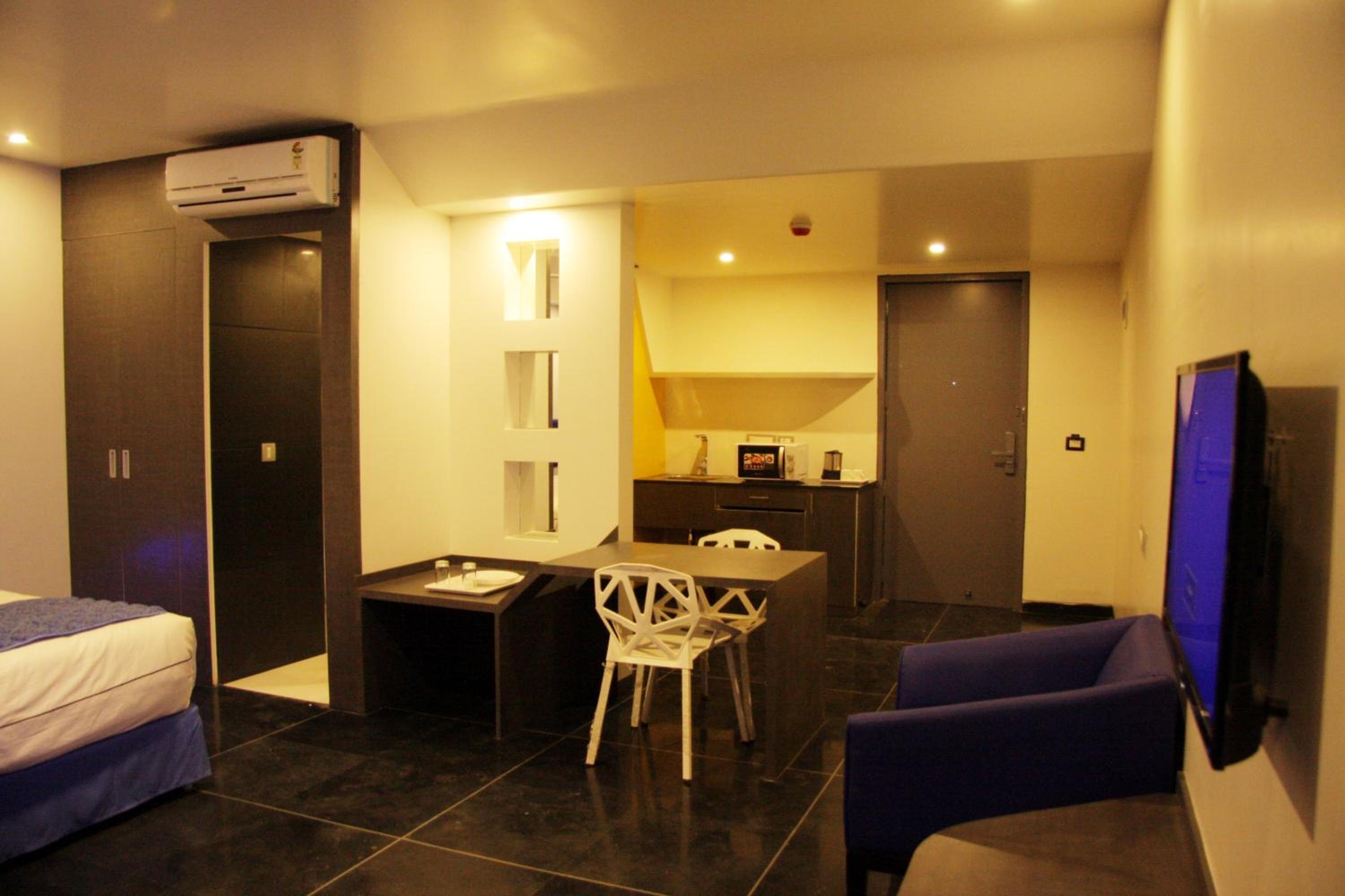 1 King Bed, Mobility Accessible Business Room, Roll-in Shower, Non Smoking photo 2