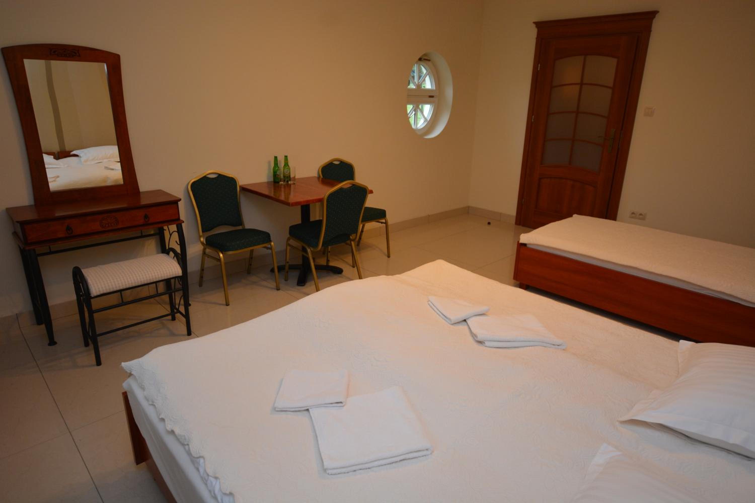 Basic Triple Room with Shared Bathroom photo 1