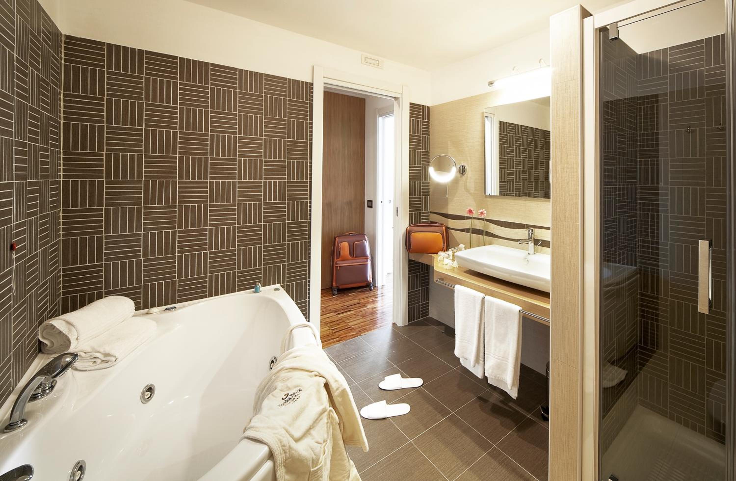 Superior Suite - Photo 7