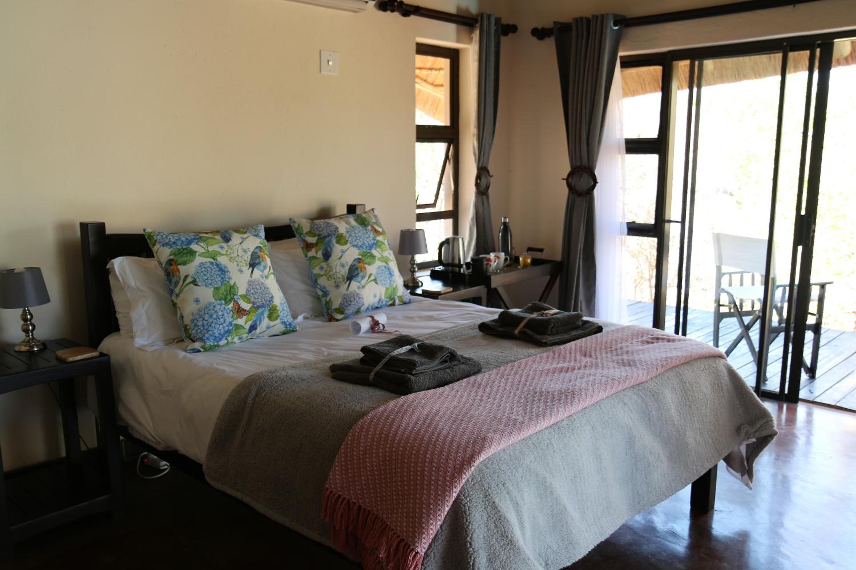 Deluxe Queen Bedroom photo 1