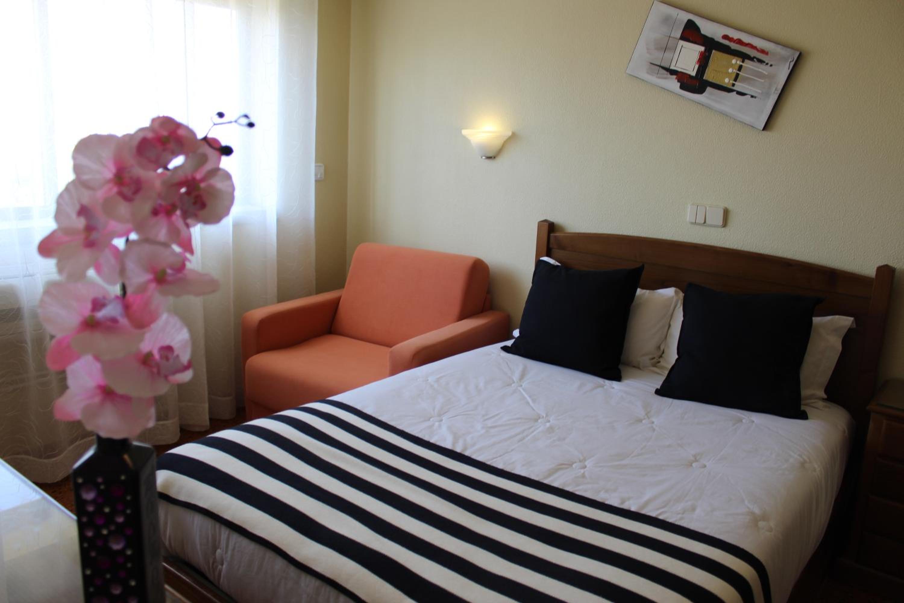Standard Twin Room - Photo 13