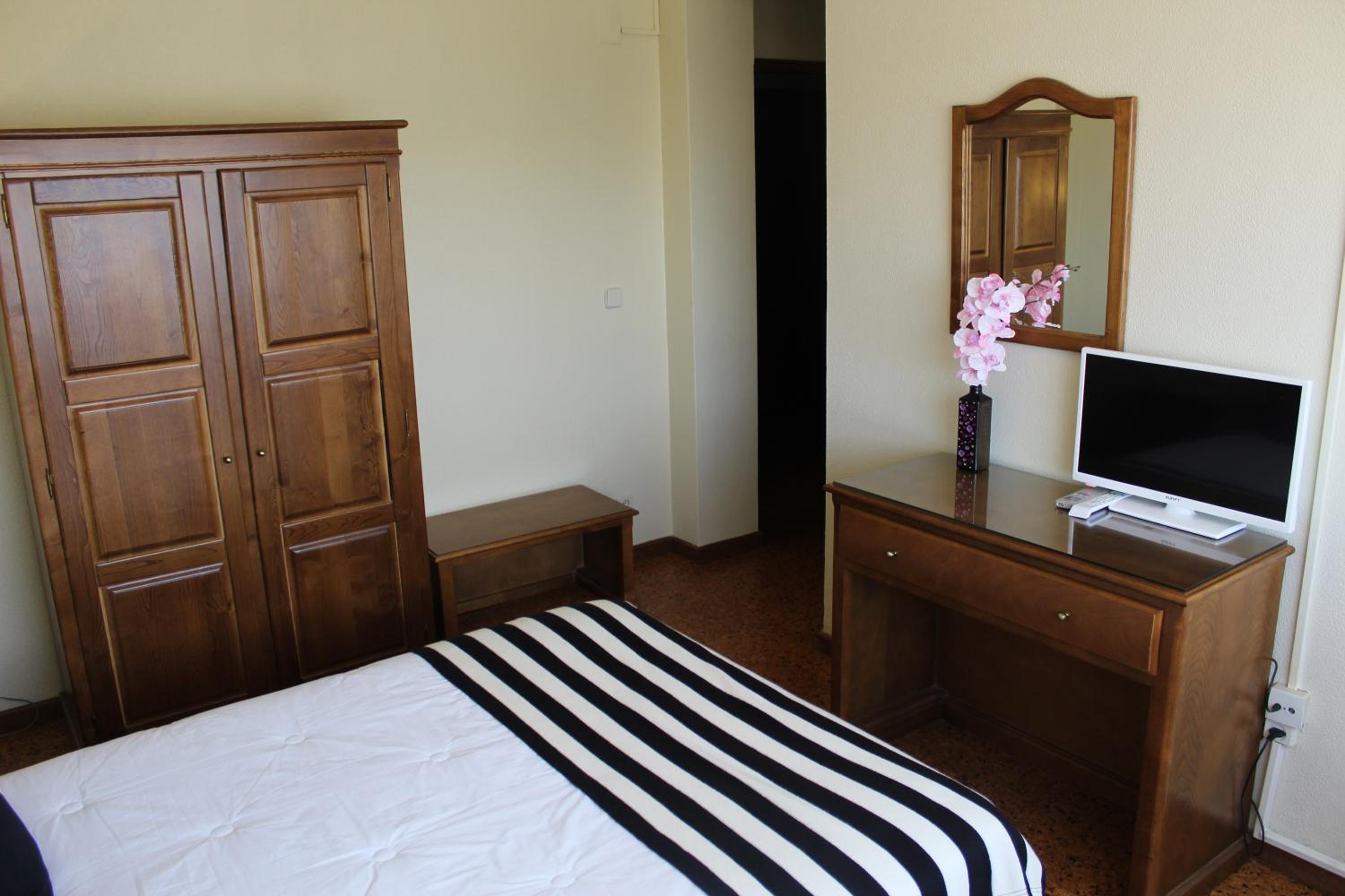 Standard Twin Room - Photo 3