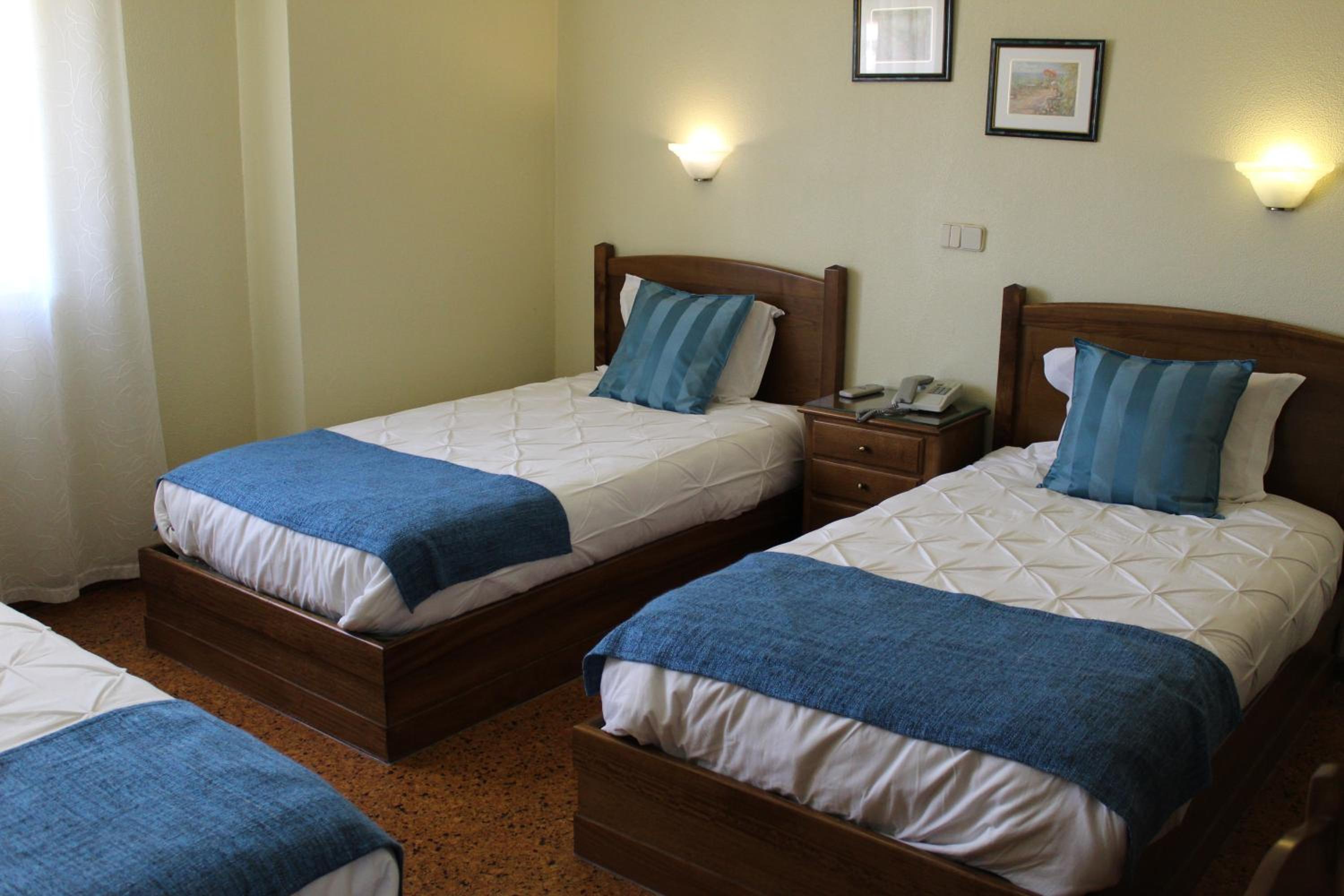 Triple Room with Bath - Photo 5