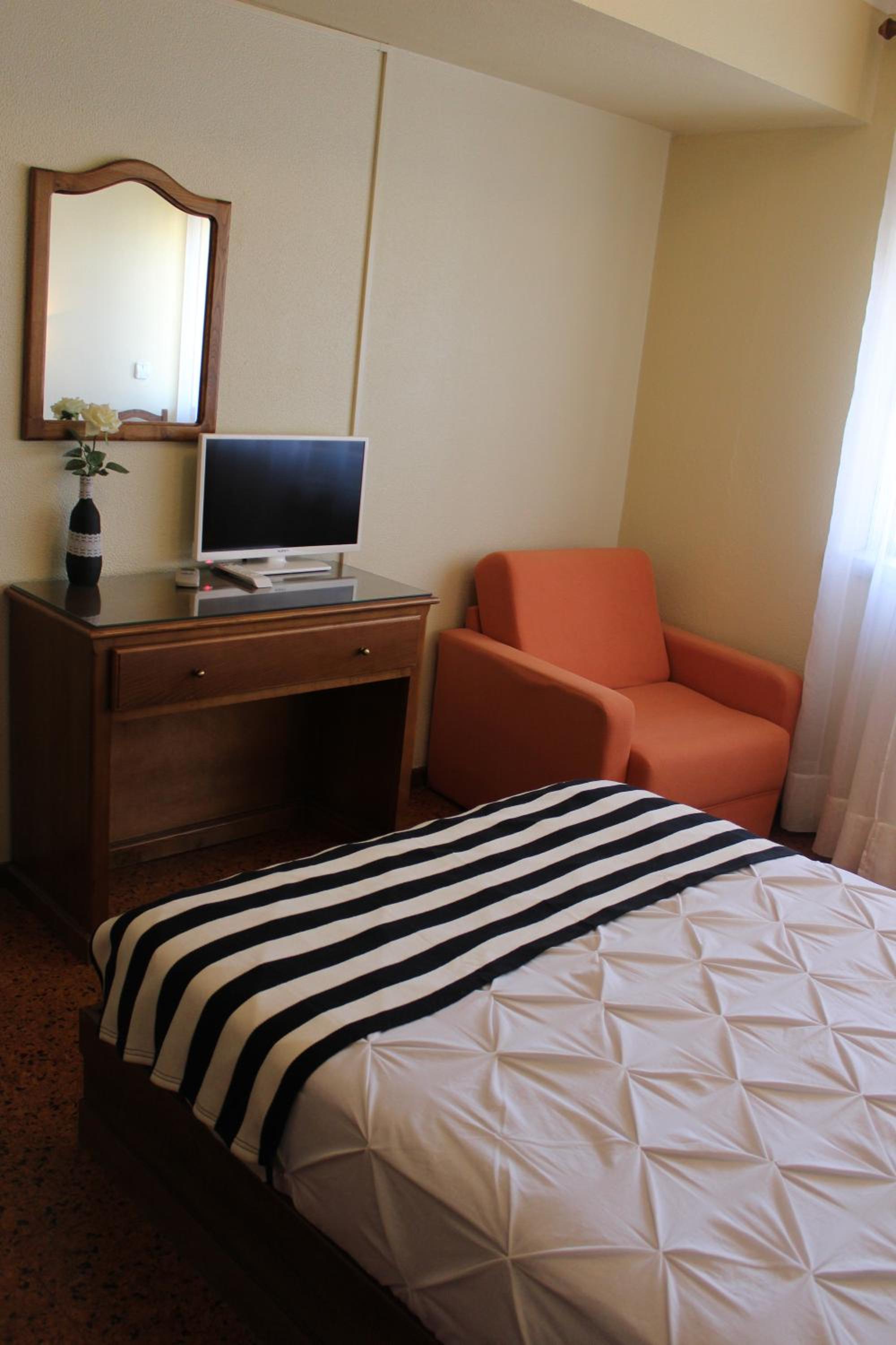 Standard Twin Room - Photo 14