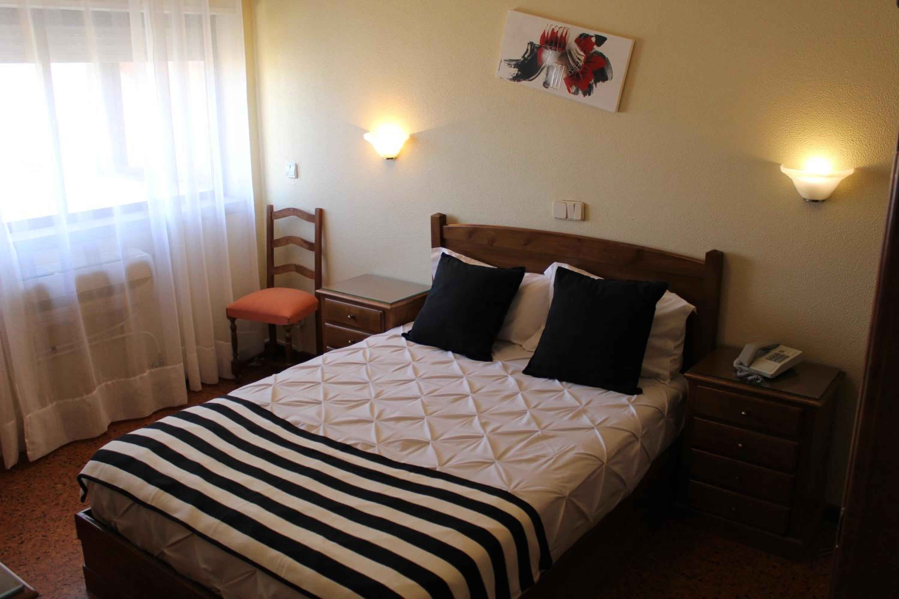 Standard Twin Room - Photo 11
