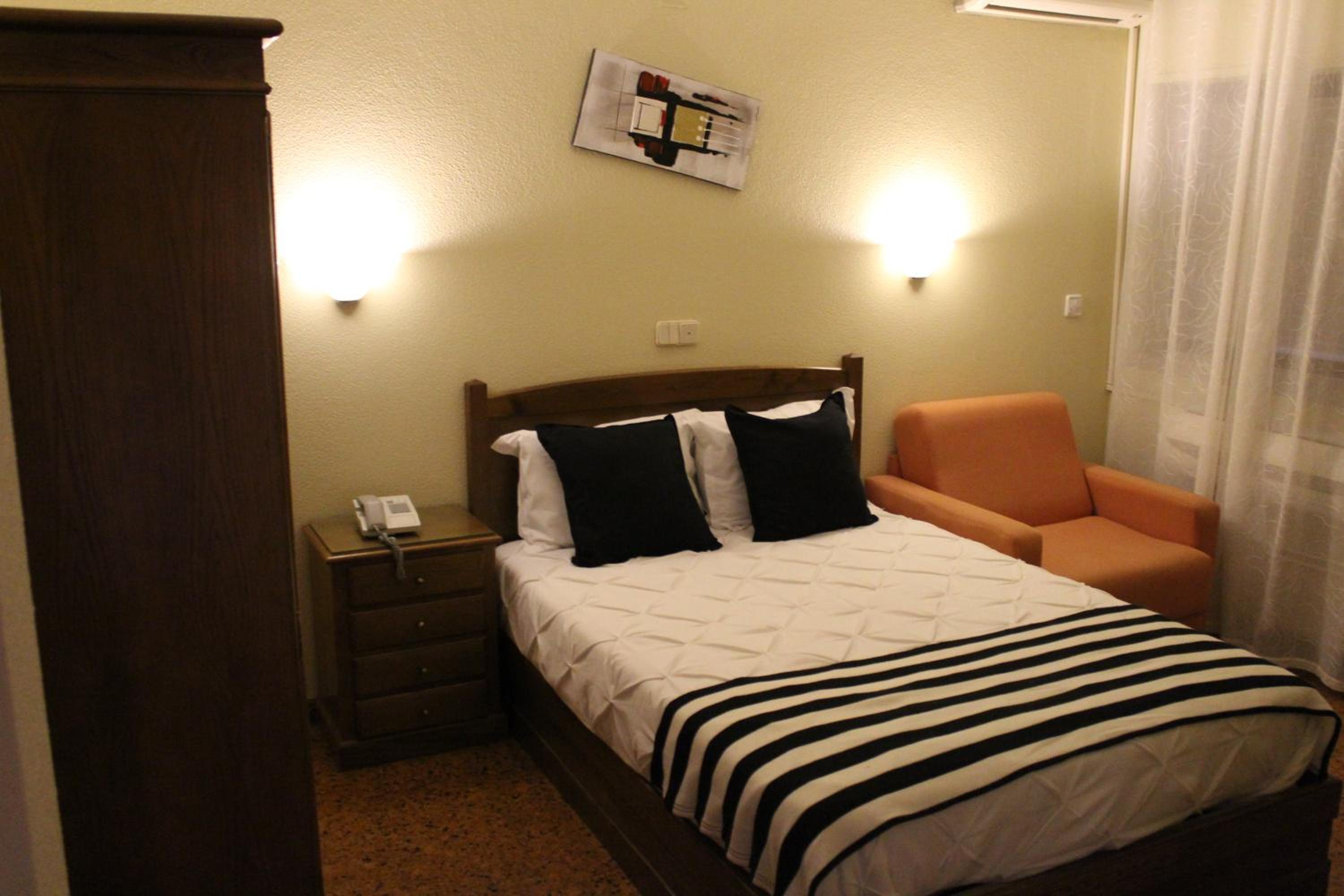 Standard Twin Room - Photo 4
