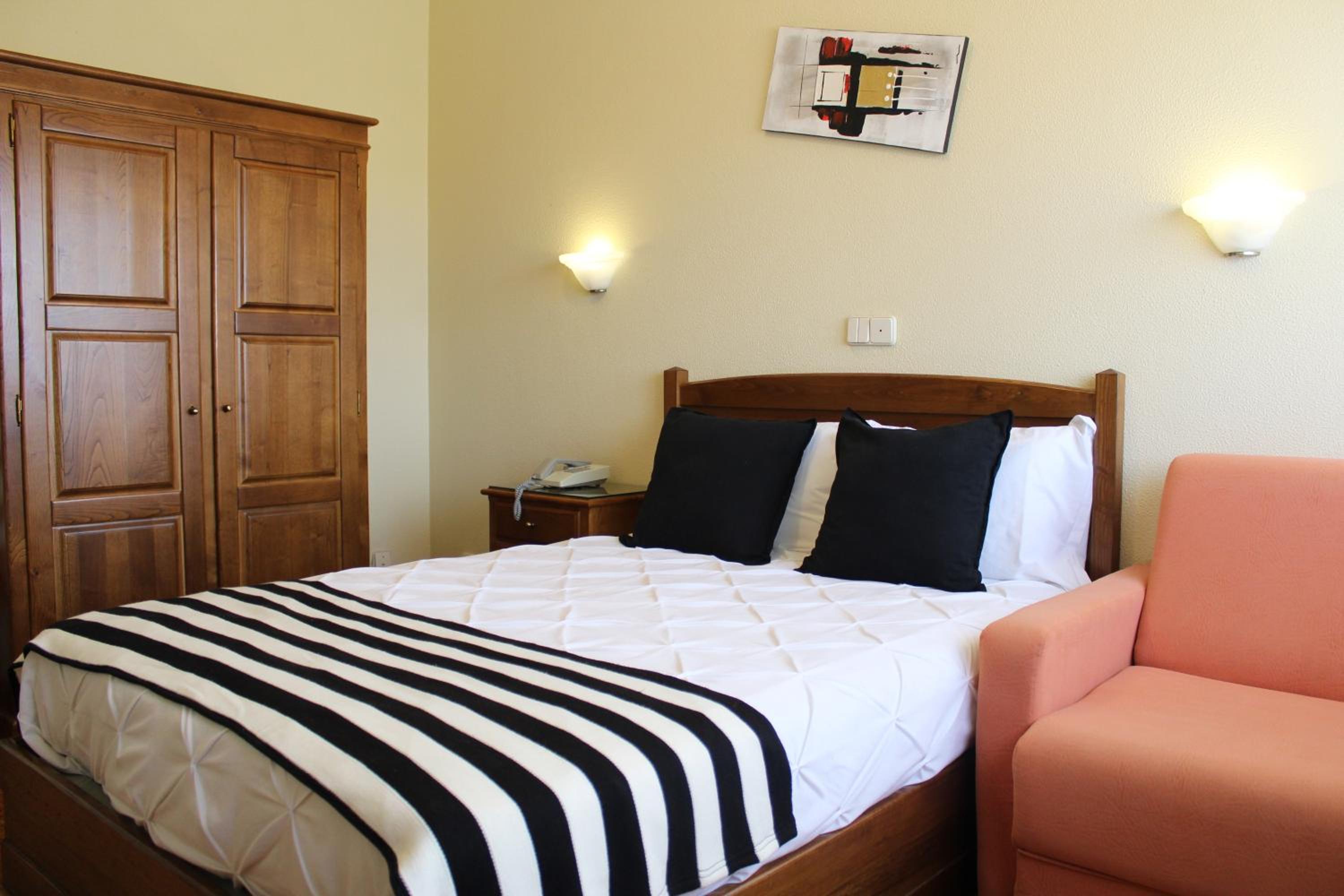 Standard Twin Room - Photo 5