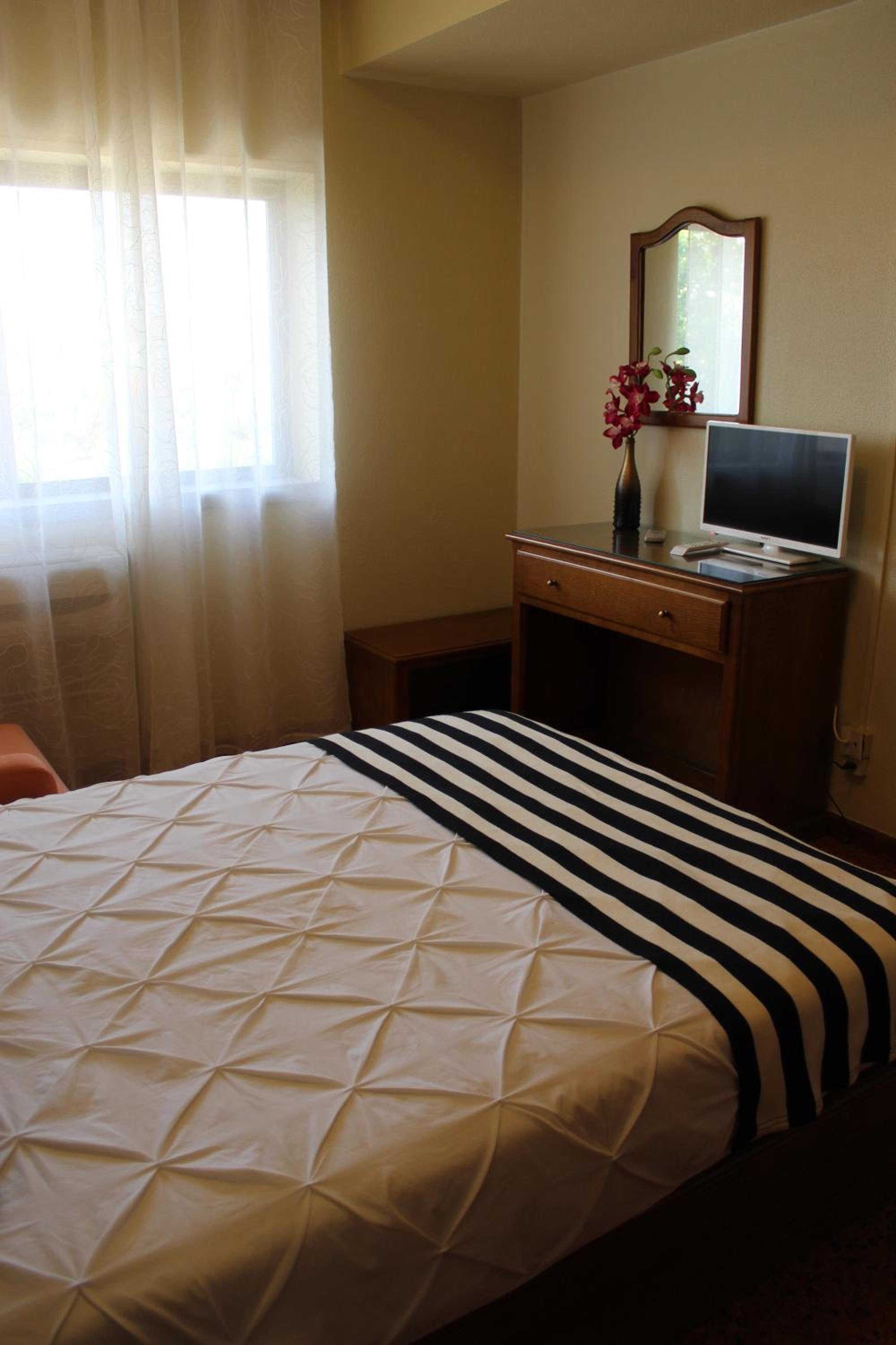 Standard Twin Room - Photo 8
