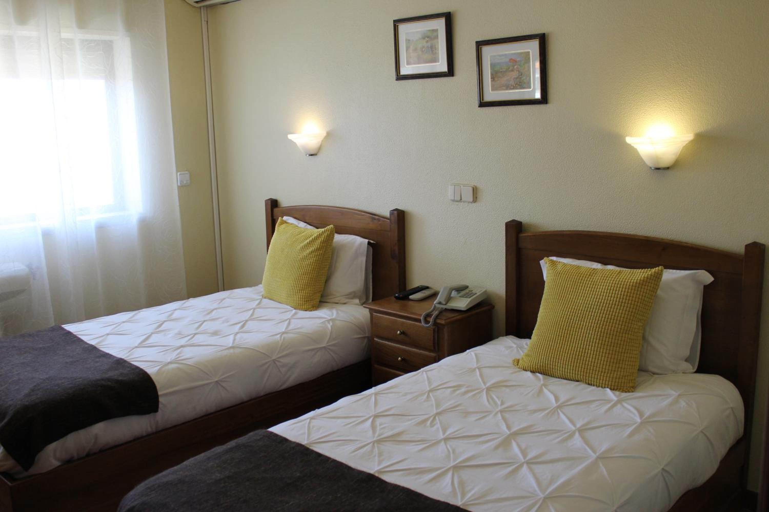Twin Room - Photo 8