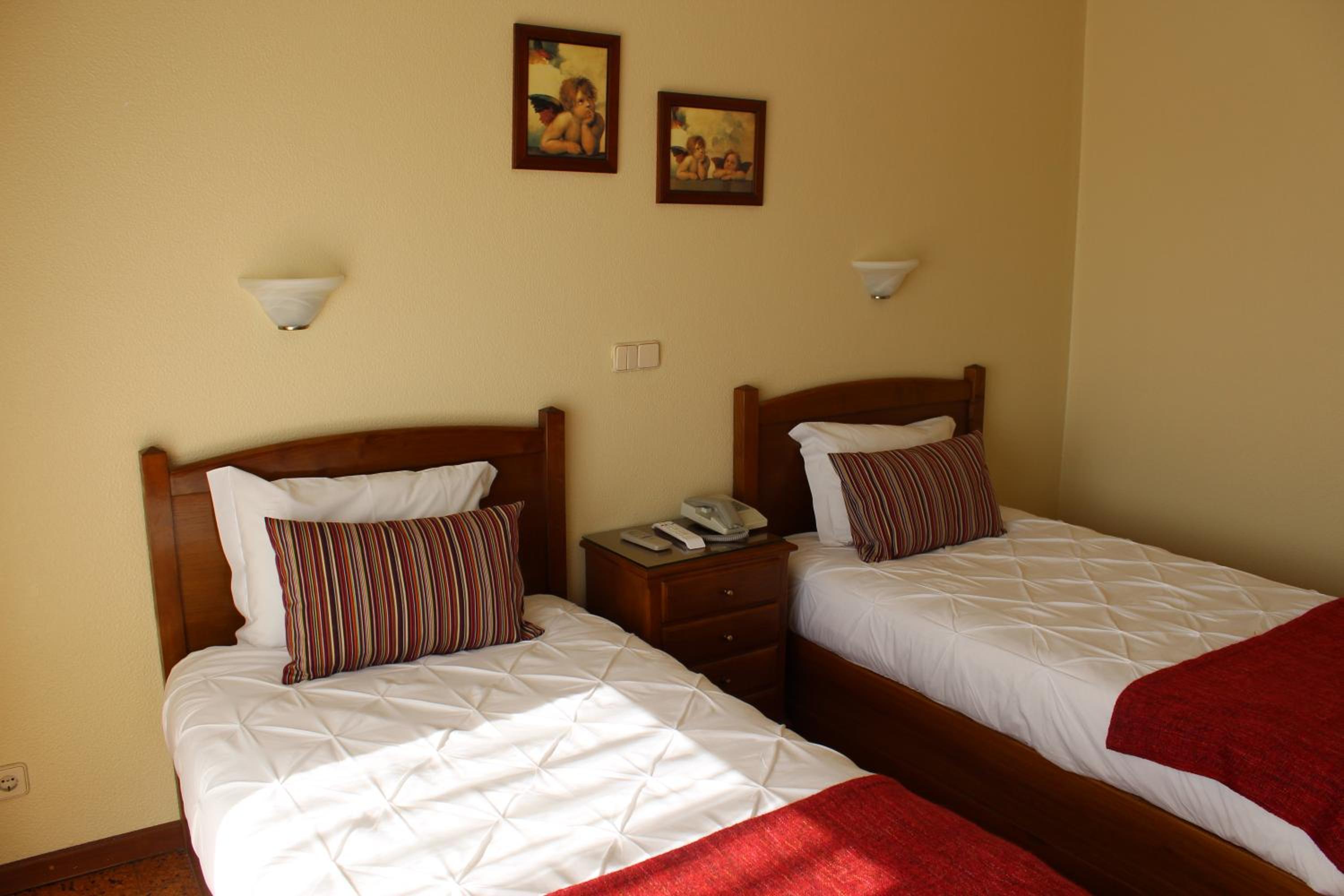 Twin Room - Photo 11
