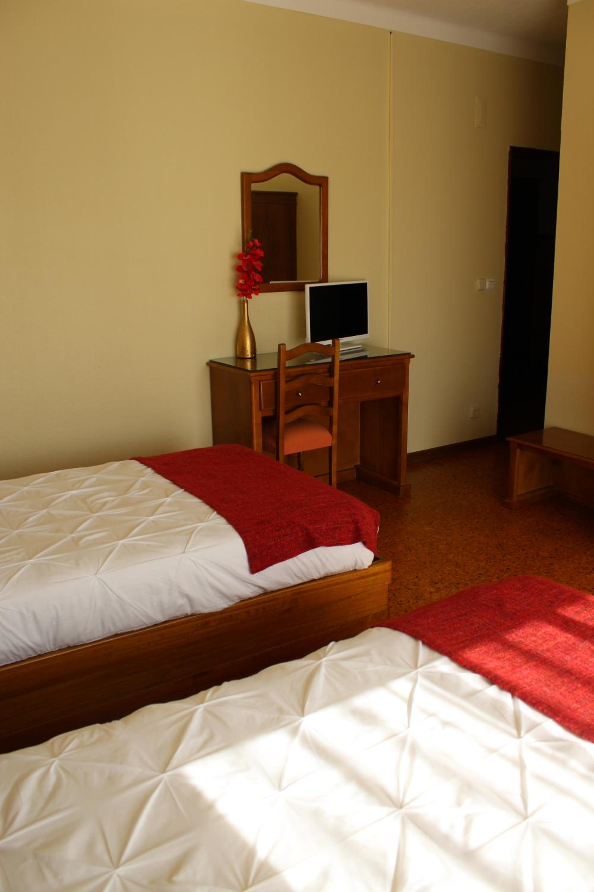Twin Room - Photo 12