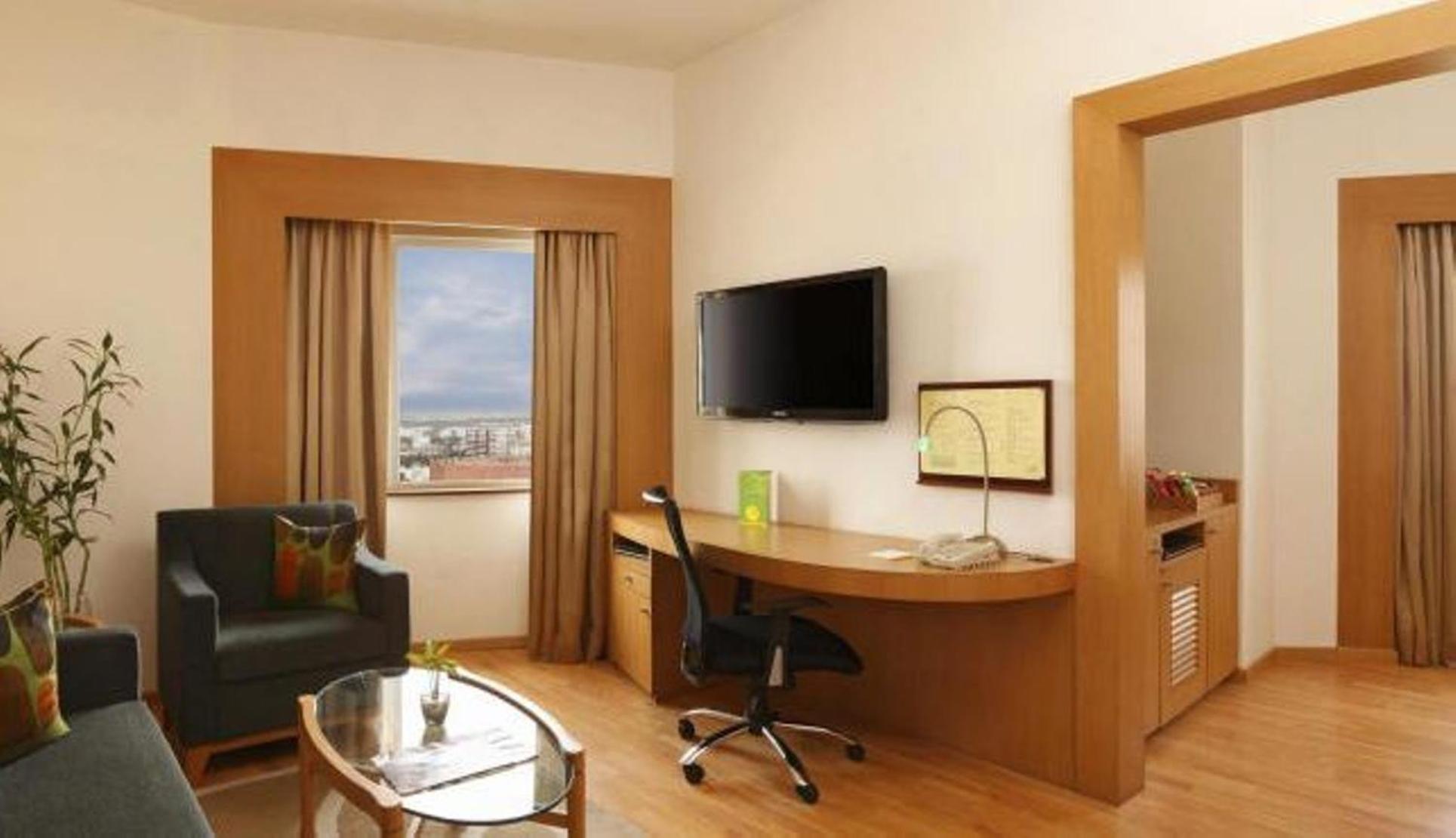 Executive Suite  (20% off on session of Spa ,Enjoy Happy Hours with 1+1 offer and 10% Off on Laundry service) - Photo 1