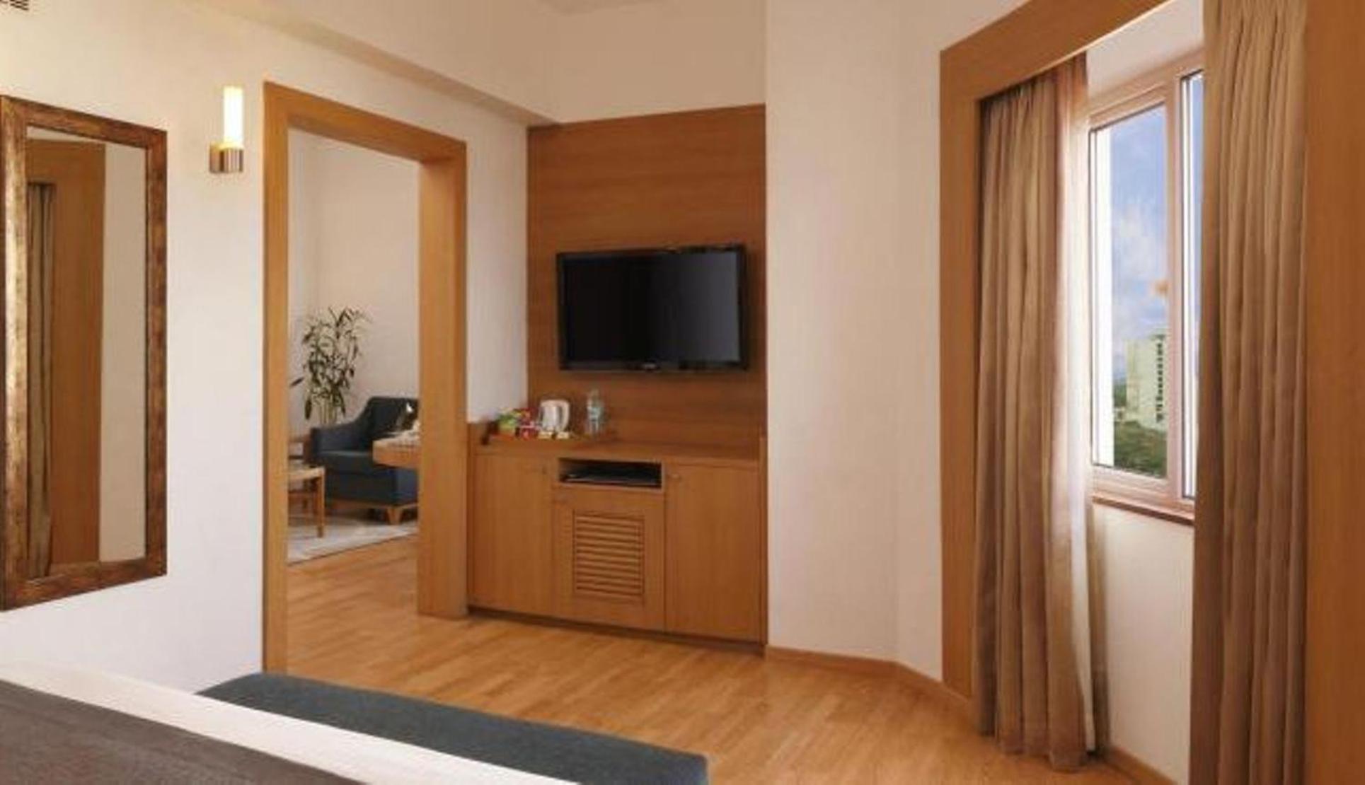 Executive Suite  (20% off on session of Spa ,Enjoy Happy Hours with 1+1 offer and 10% Off on Laundry service) - Photo 6