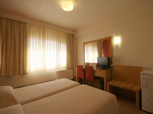 Double or Twin Room - Photo 5