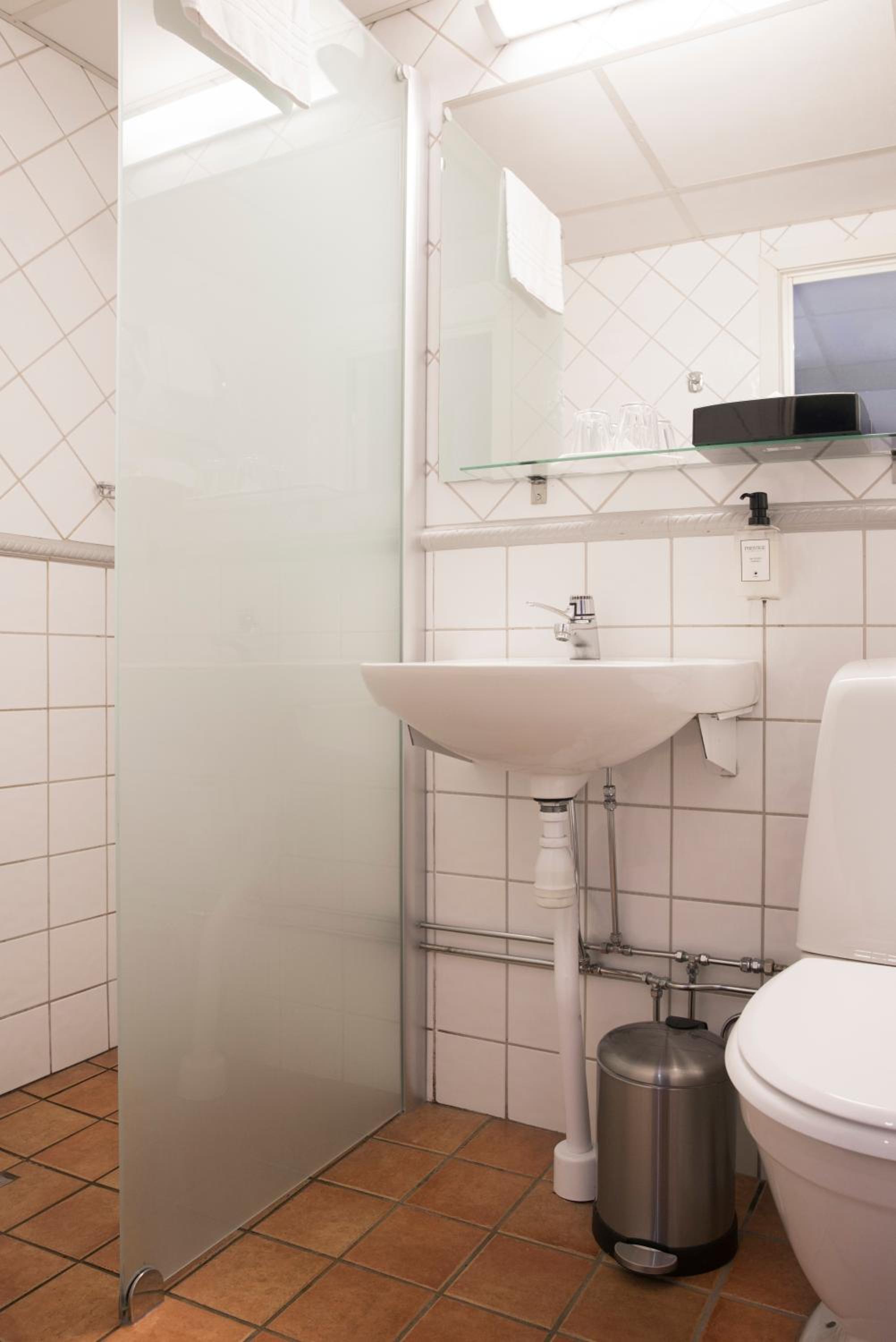 Standard Twin Room - Photo 10