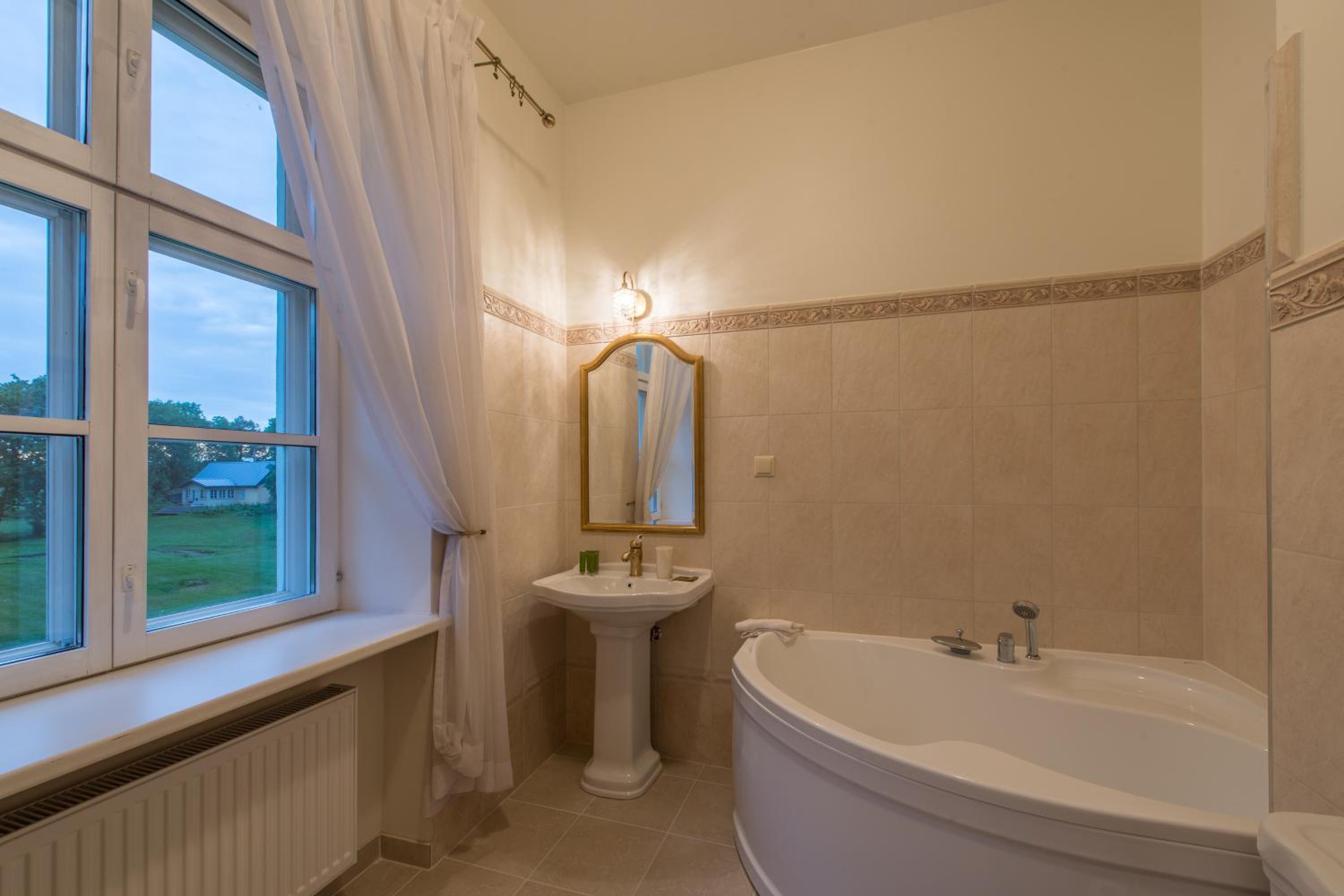 Deluxe Double Room with Bath photo 3