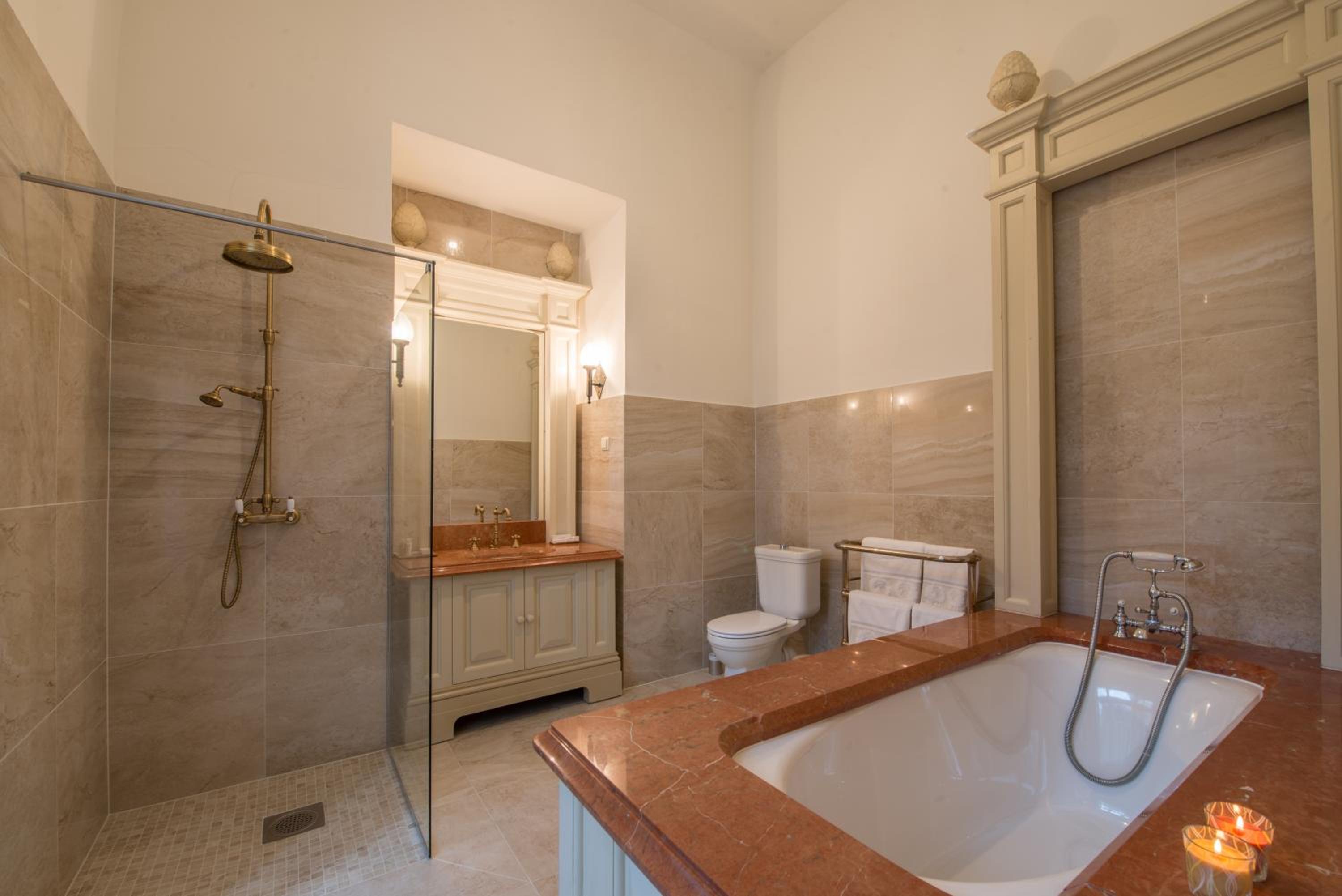 Deluxe King Suite photo 3
