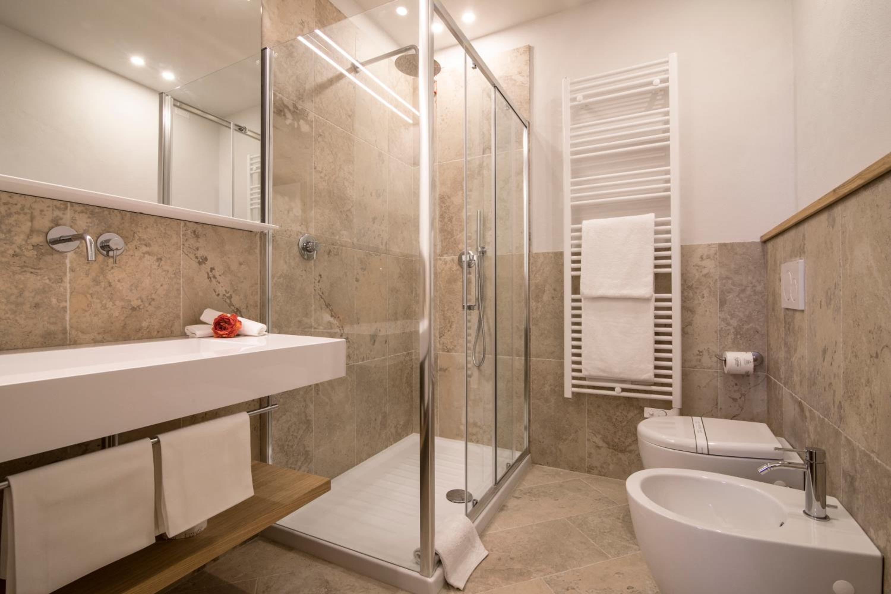 Double  or Twin Room with Square View - Photo 2