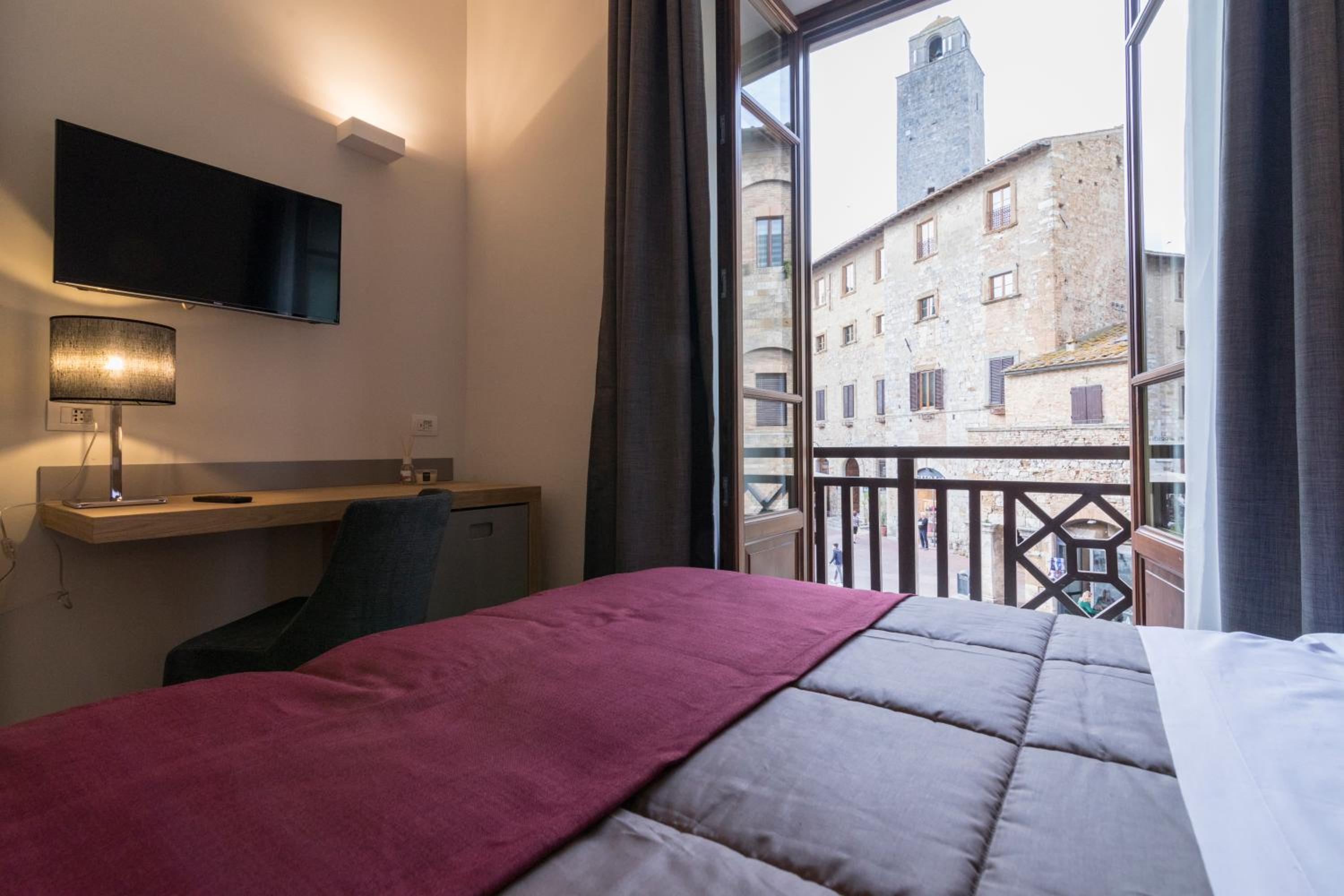 Double or Twin Room with Balcony Square View - Photo 2