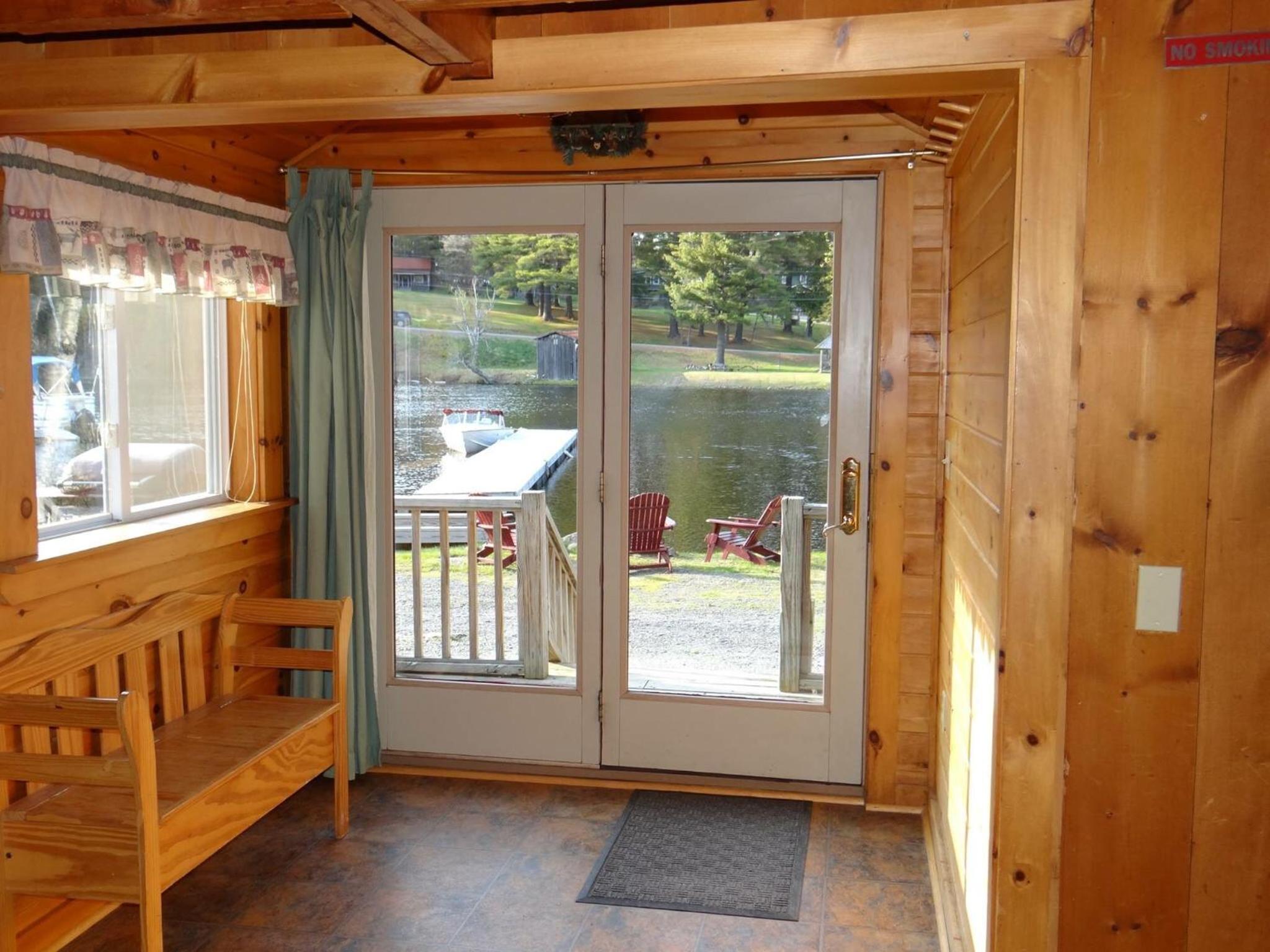 Three-Bedroom House Cabin 2 photo 2
