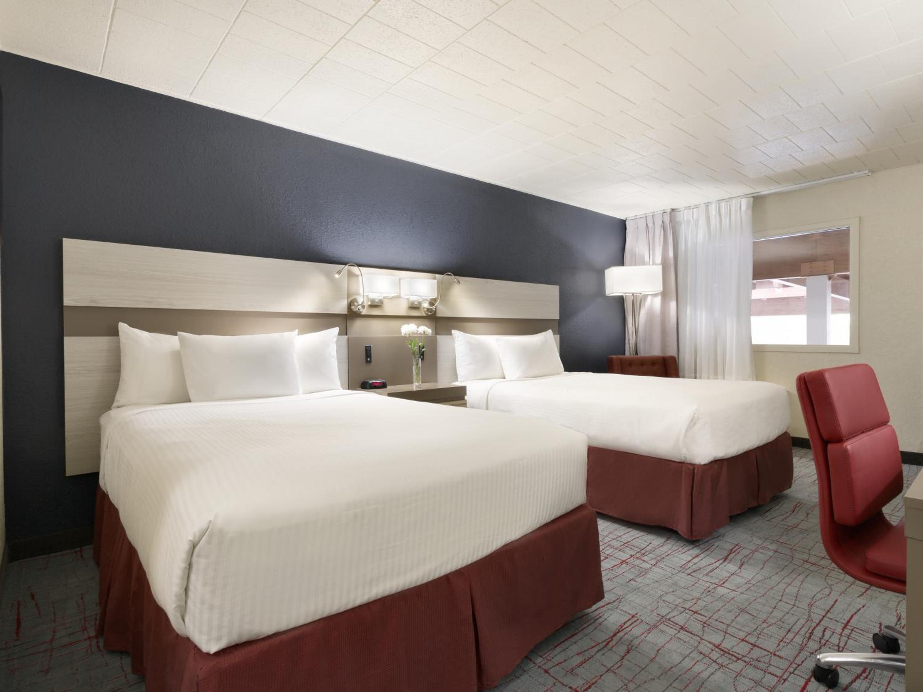 Deluxe Double Room with Two Double Beds and Pool View - Non-Smoking - Photo 5