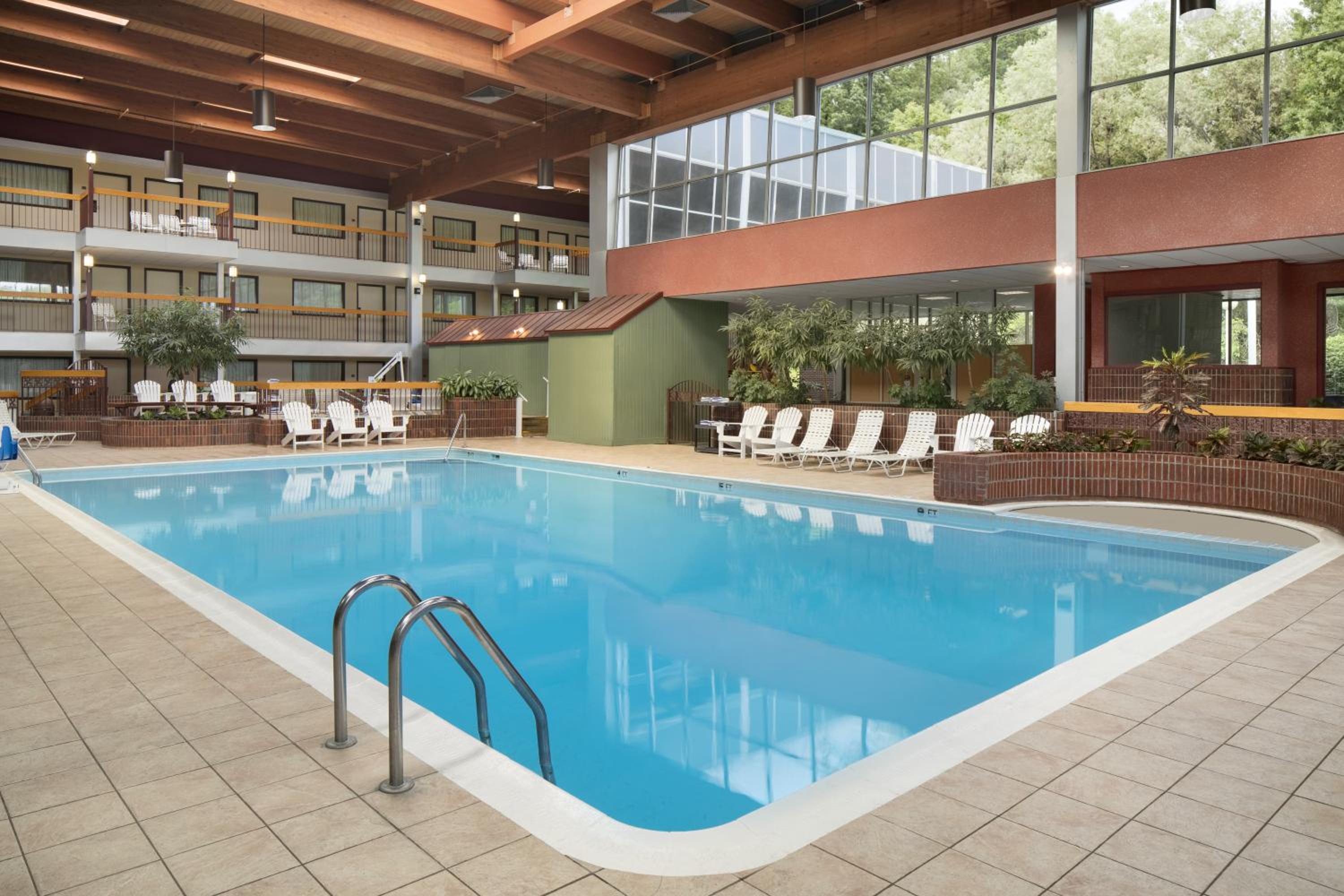 Deluxe Double Room with Two Double Beds and Pool View - Non-Smoking - Photo 4