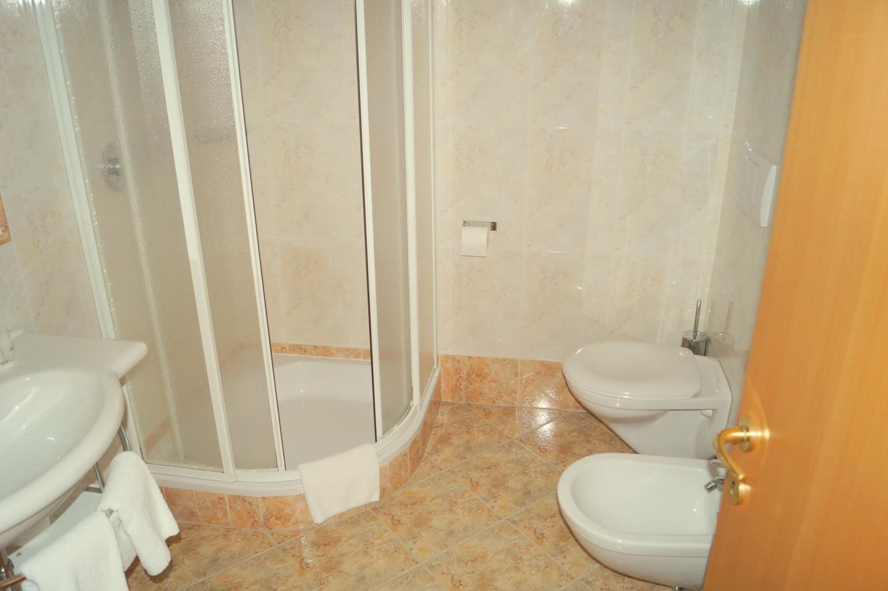 Double Room - Photo 5