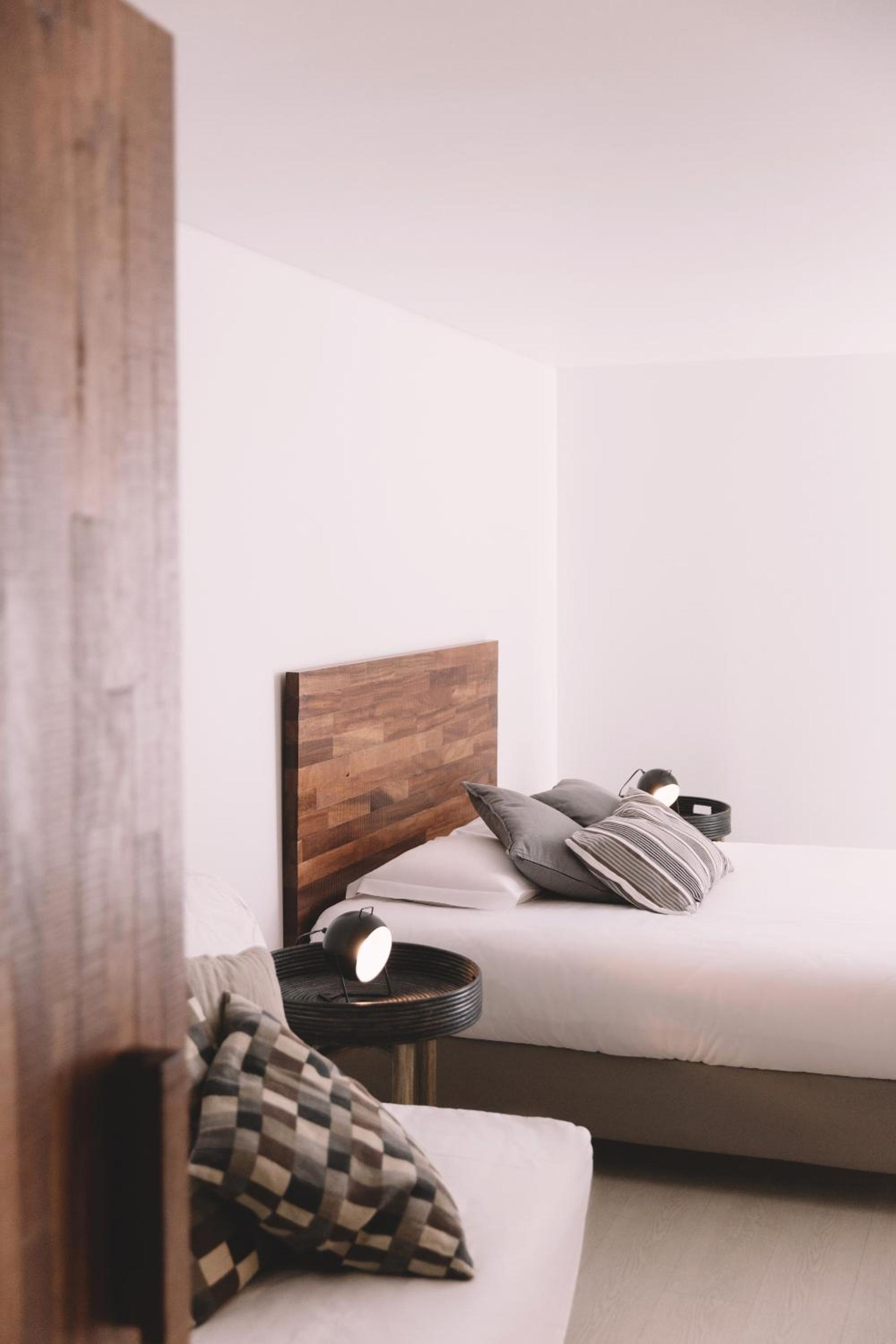 Deluxe Double Room (2 Adults + 1 Child) photo 3
