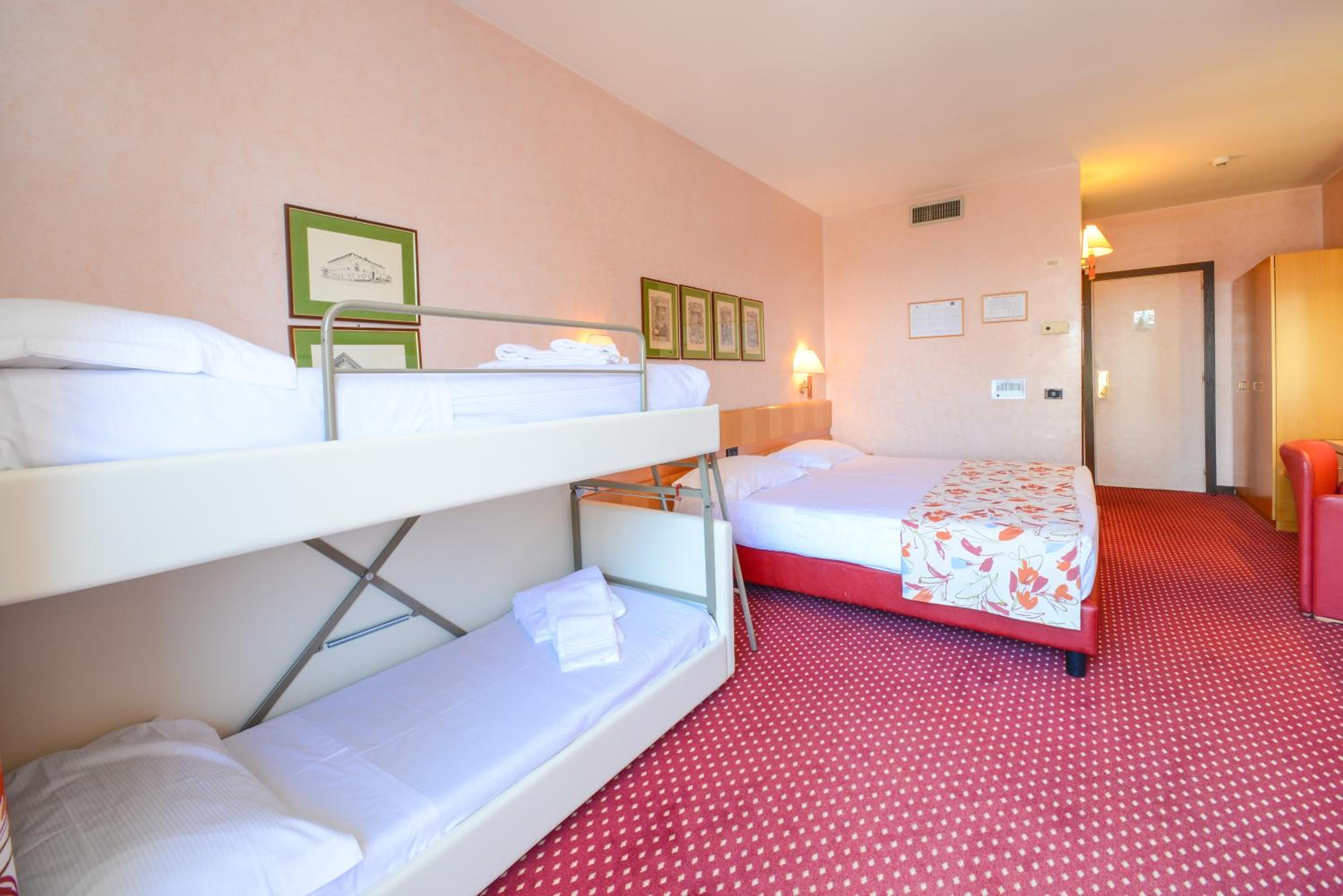 Quadruple Room with Lake View - Photo 9