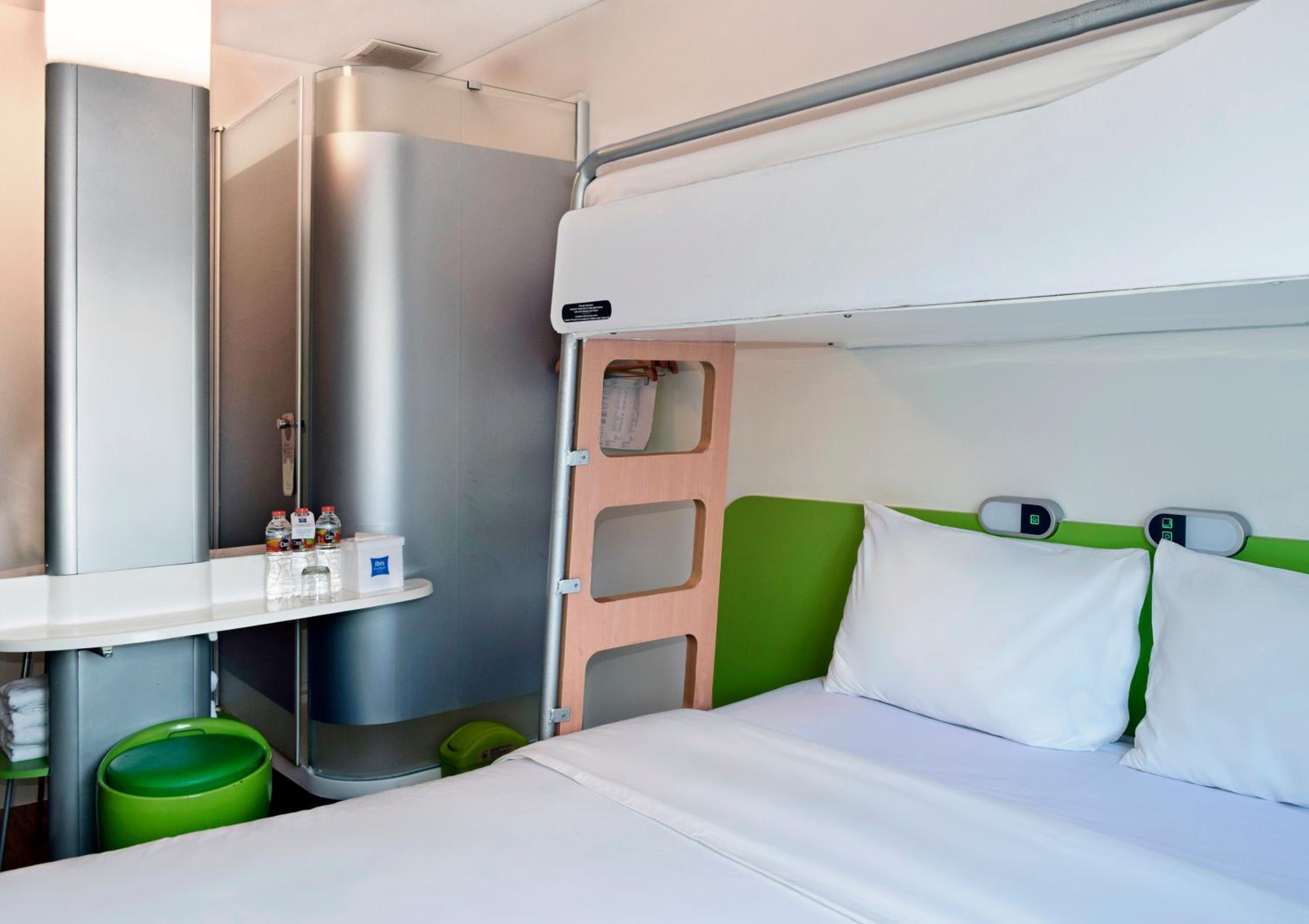 Standard Double Room with Bunk Bed photo 3