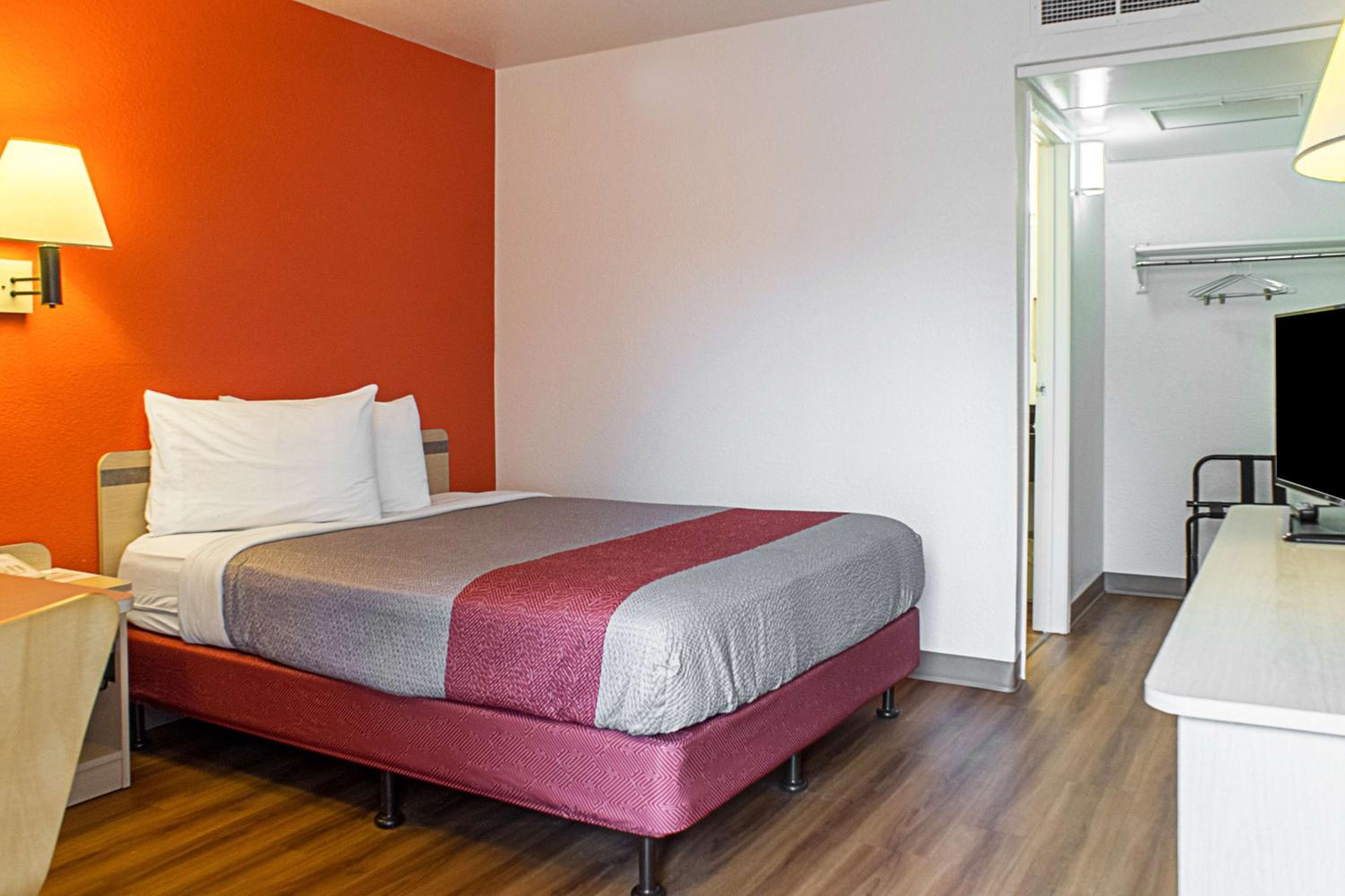 Queen Room - Disability Access - Non-Smoking photo 1
