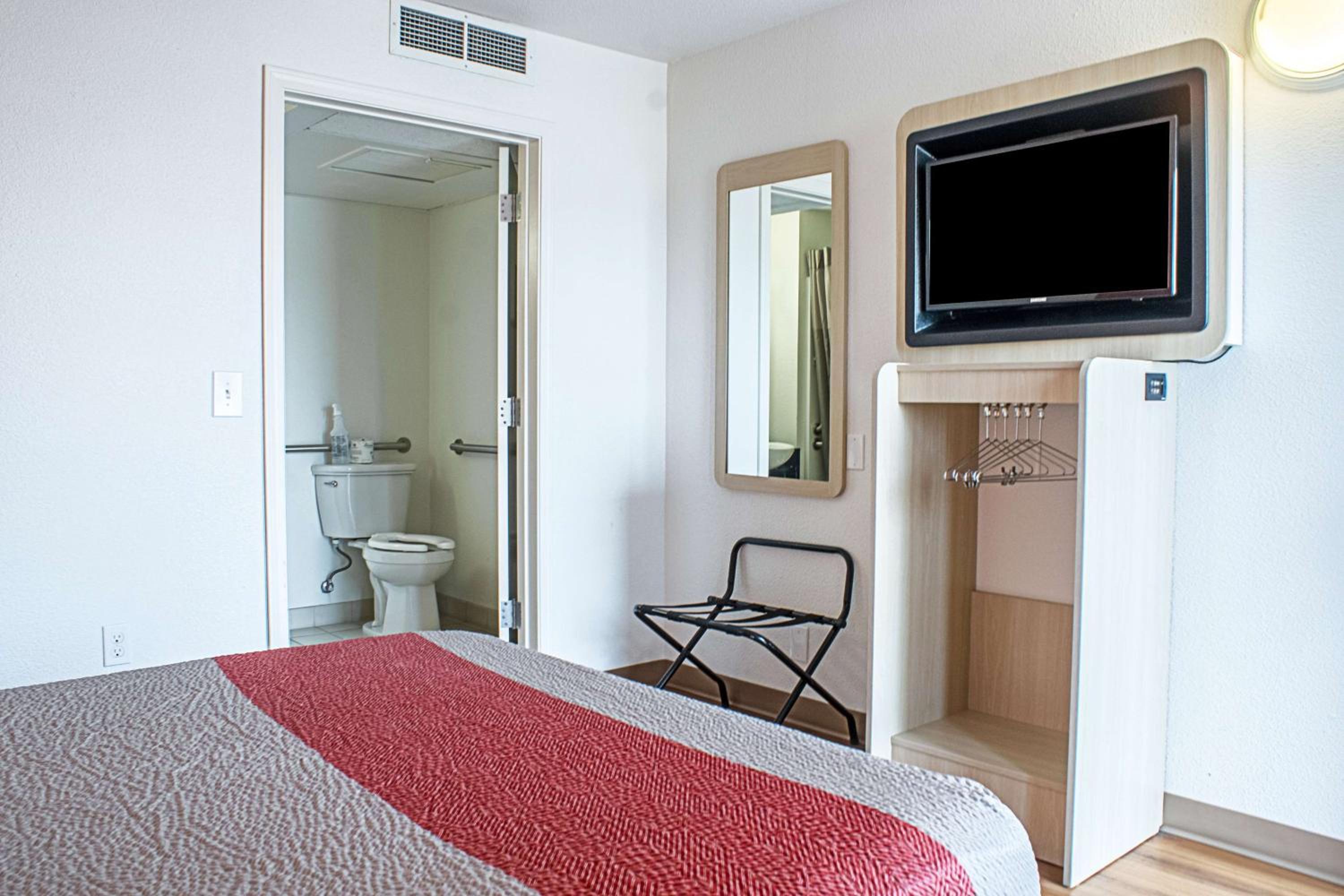 Queen Room - Disability Access photo 3