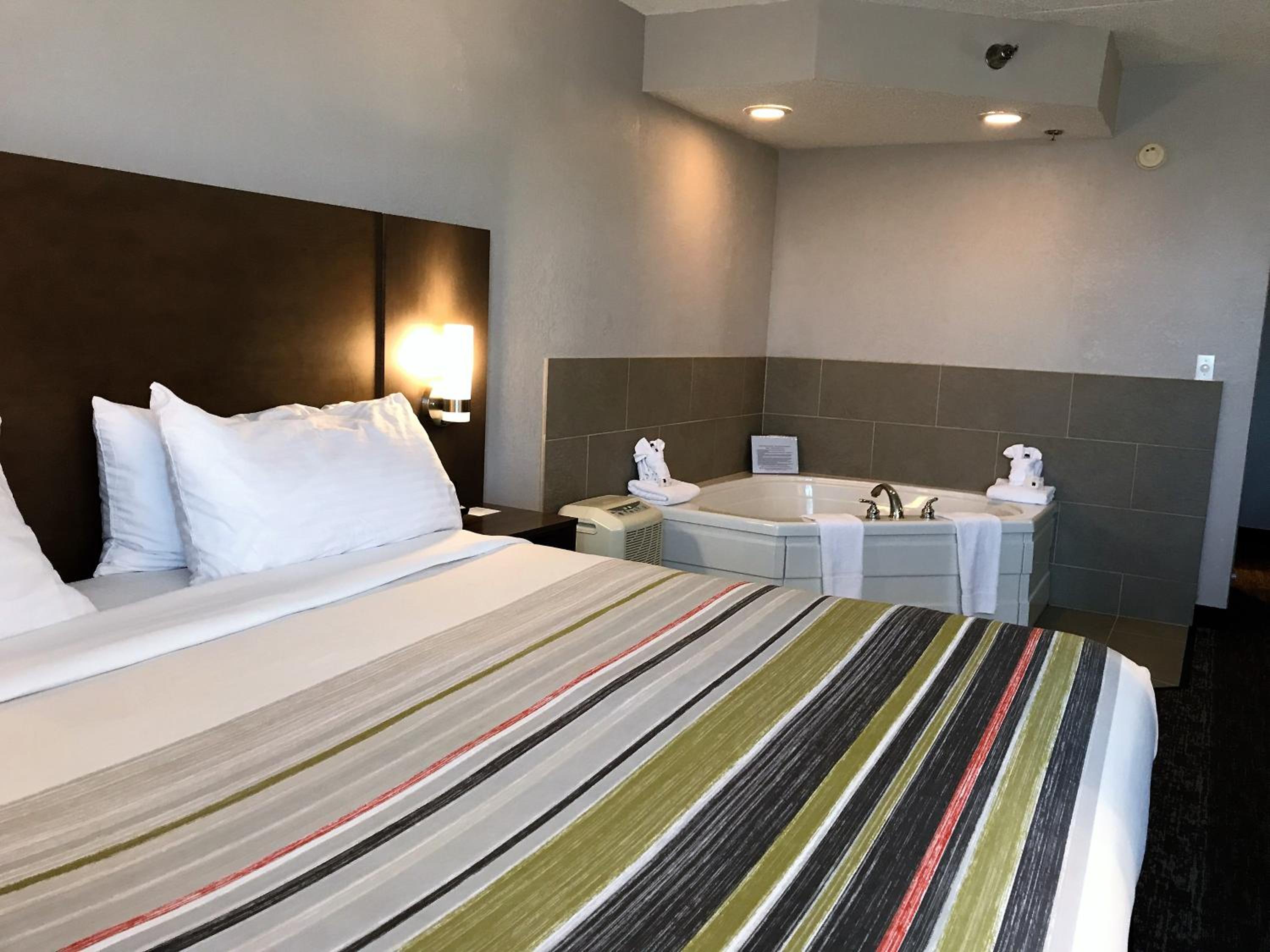 King Suite with Whirlpool - Non-Smoking - Photo 7