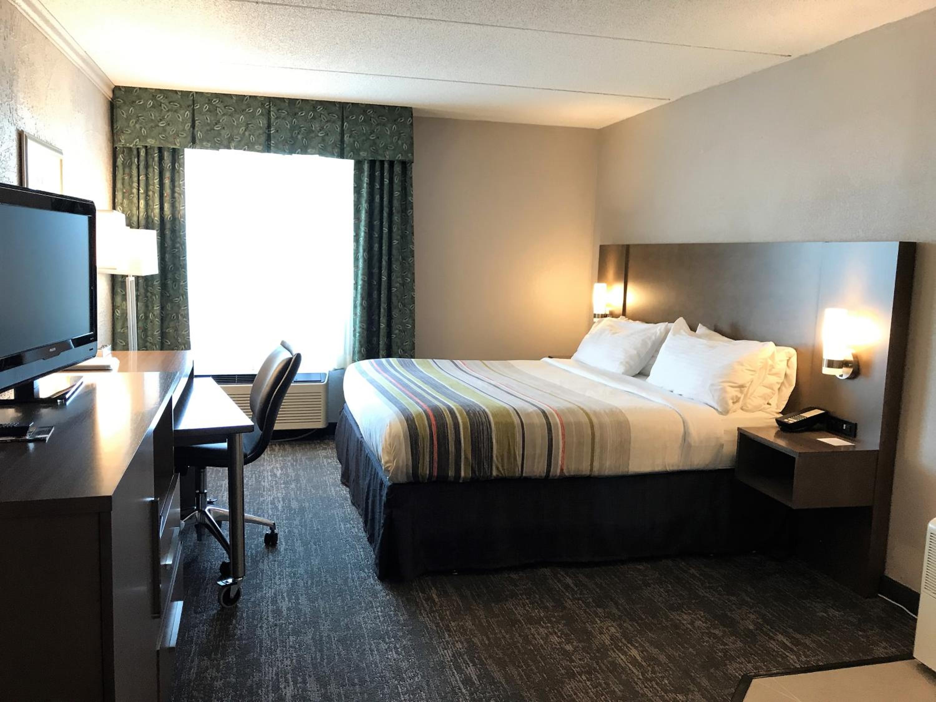 King Suite with Whirlpool - Non-Smoking - Photo 8