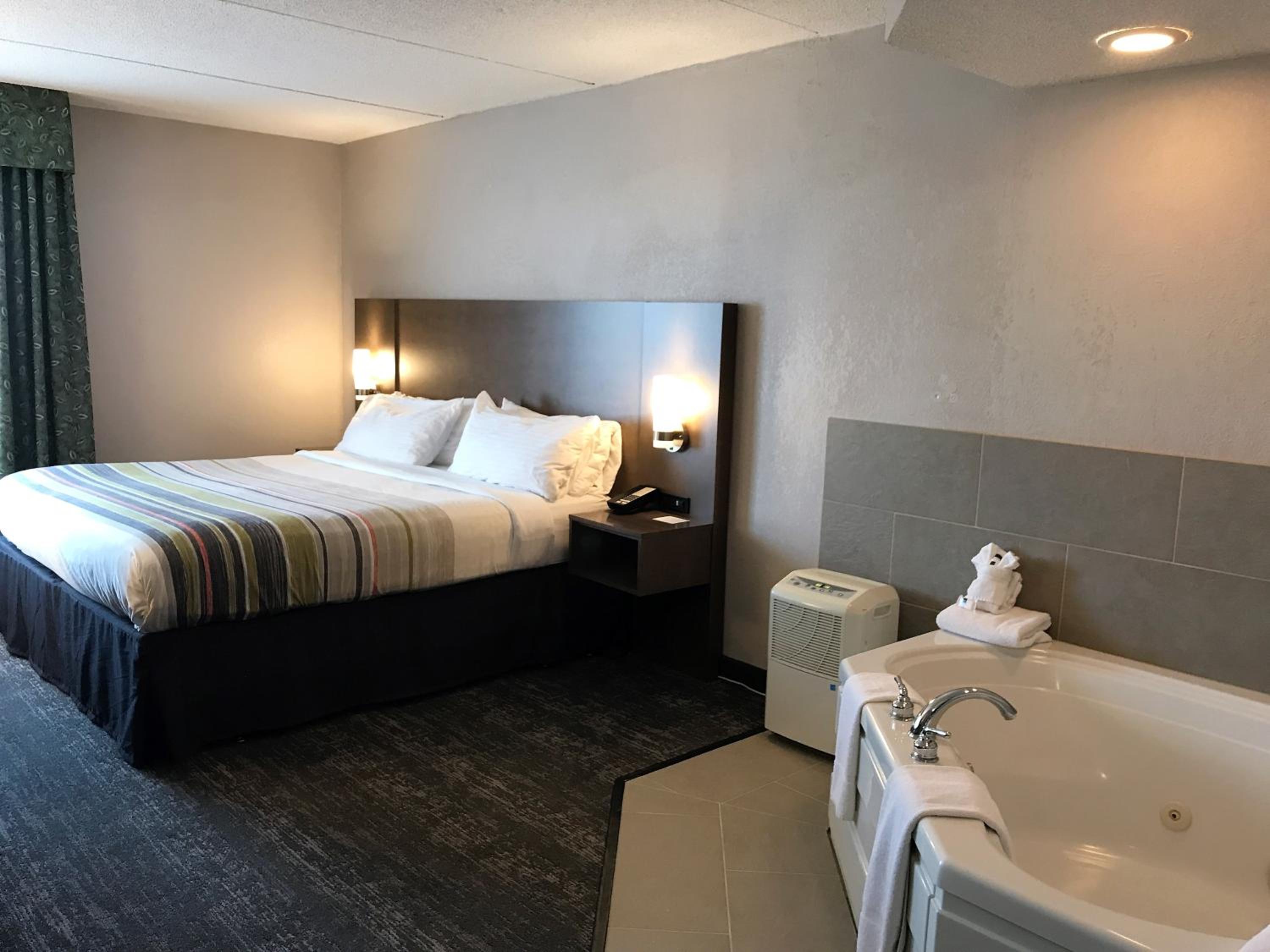 King Suite with Whirlpool - Non-Smoking - Photo 2