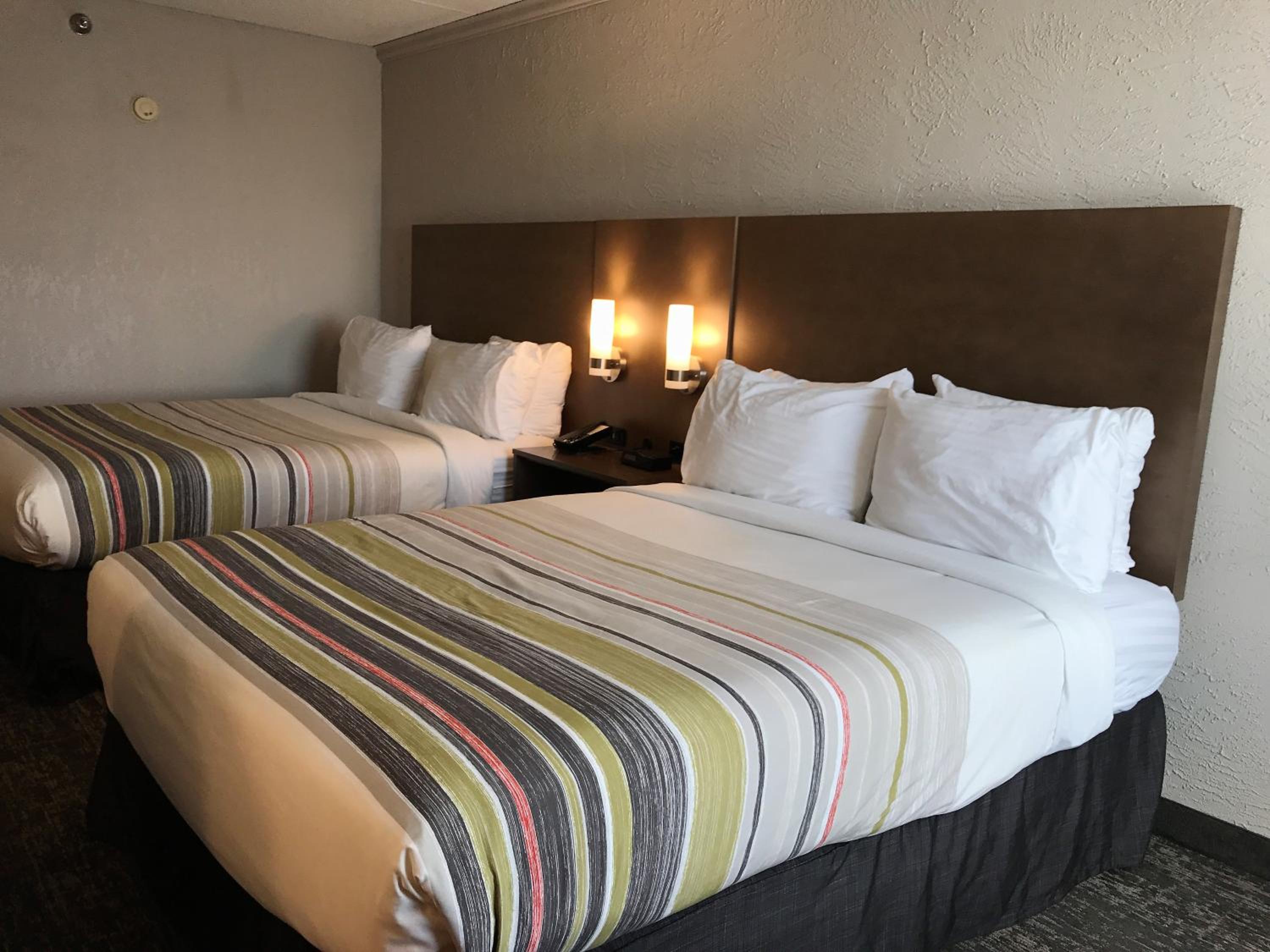 Queen Room with Two Queen Beds - Photo 2