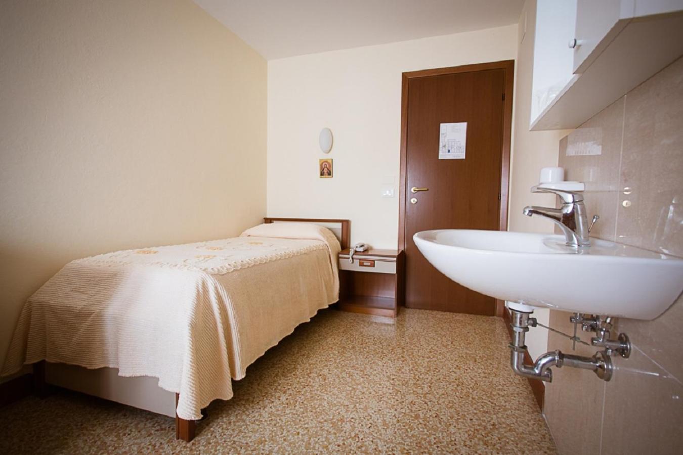 Single Room with Shared Bathroom photo 2