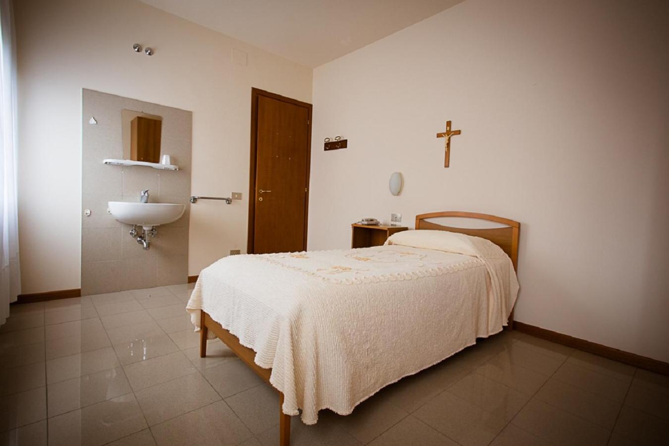 Single Room with Shared Bathroom photo 1