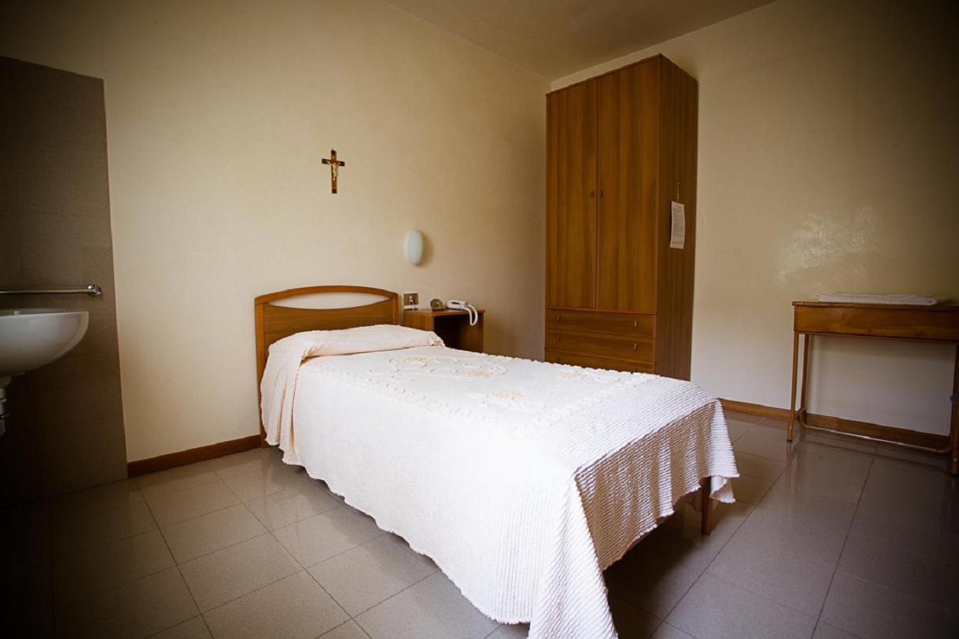 Single Room with Shared Bathroom photo 3