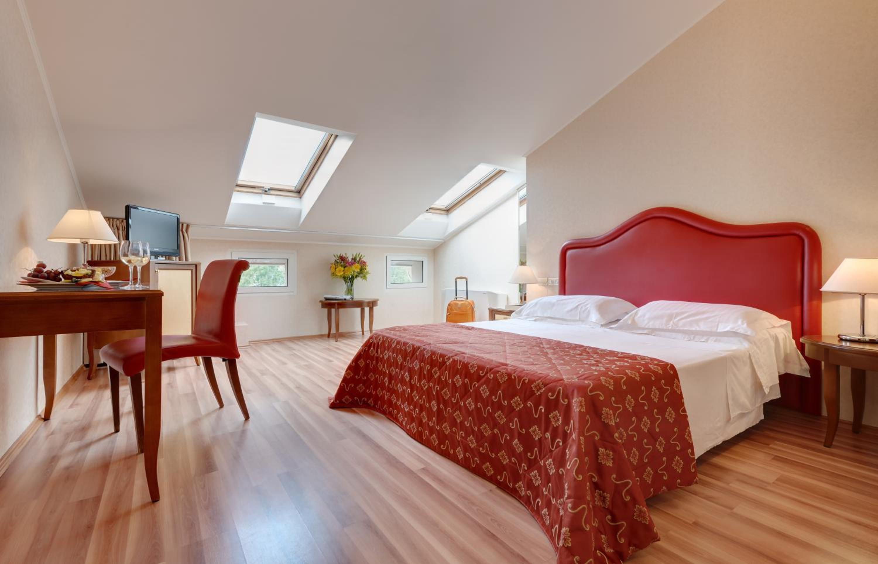 Double or Twin Room - Photo 4