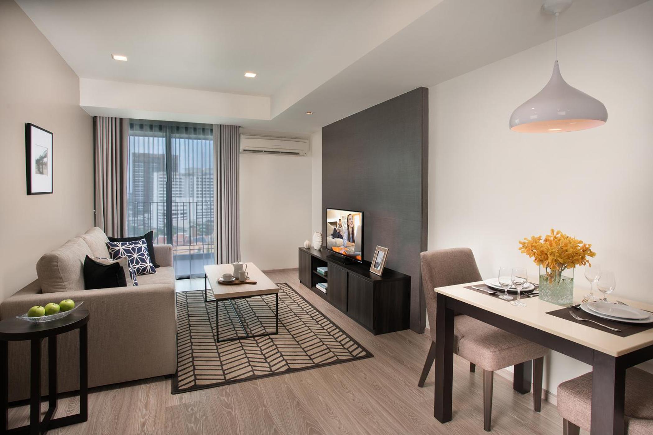 Premier One-Bedroom Apartment photo 2