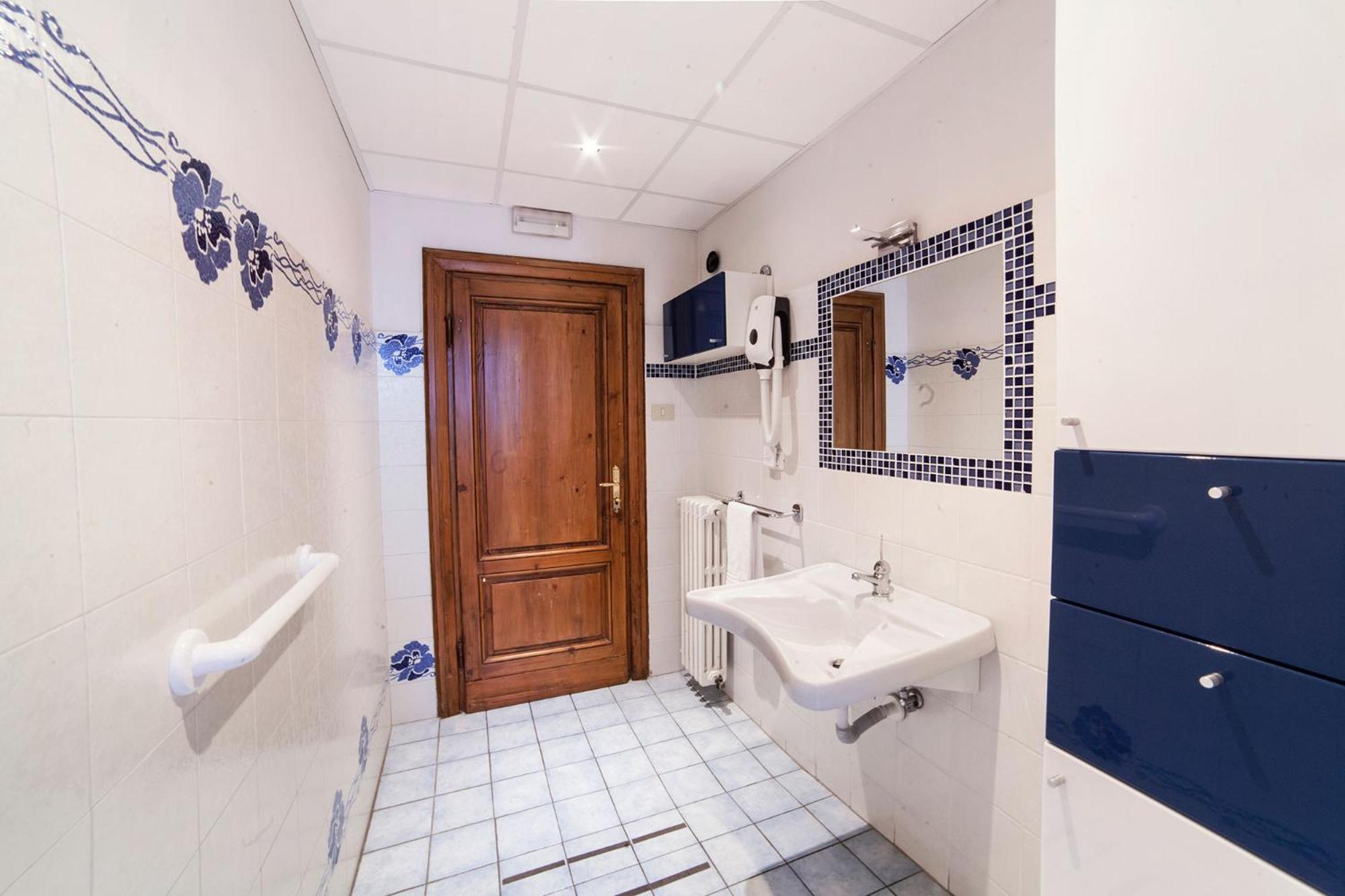 Double or Twin Room with Shared Bathroom photo 2