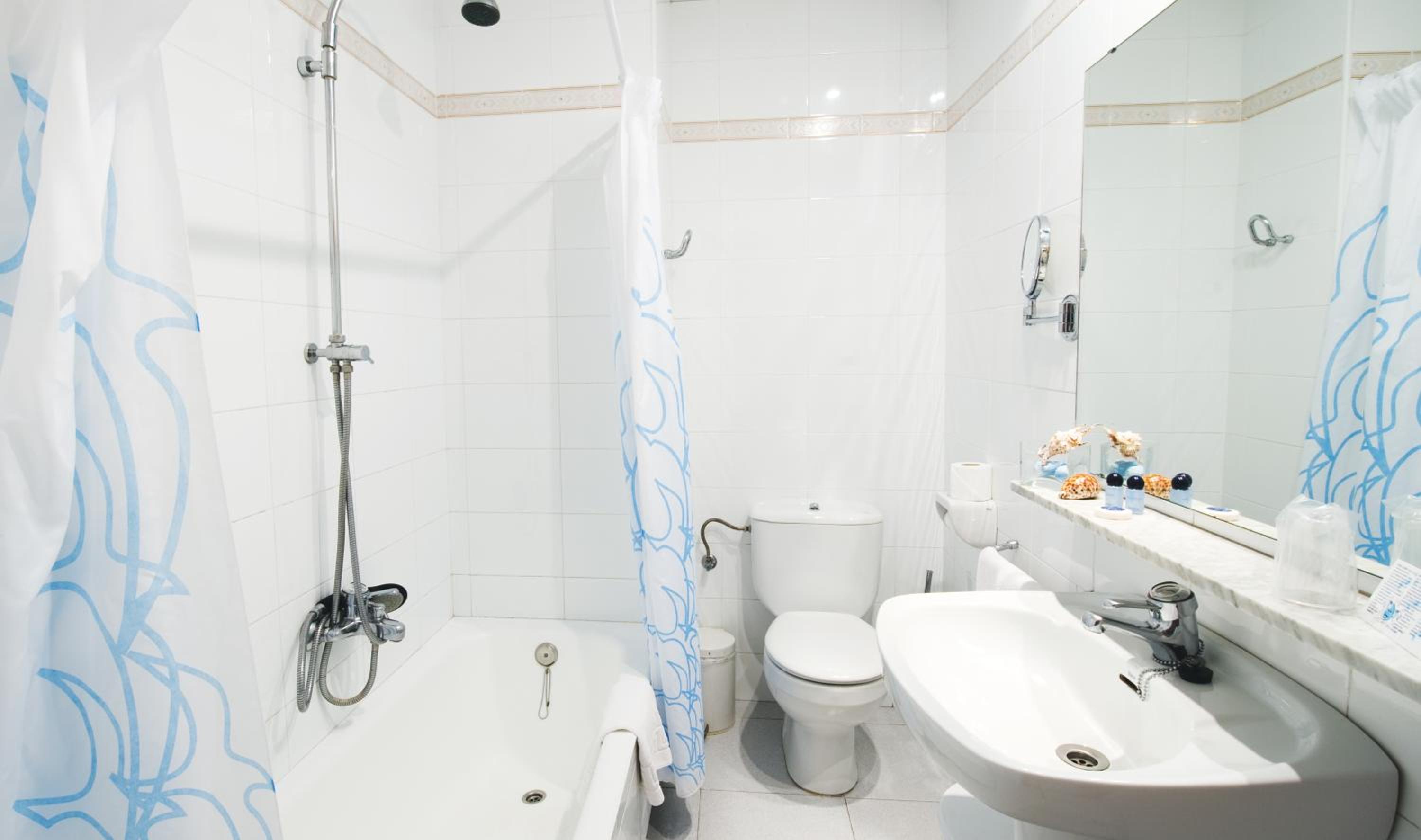 Double or Twin Room with Terrace - Sea View - Photo 15