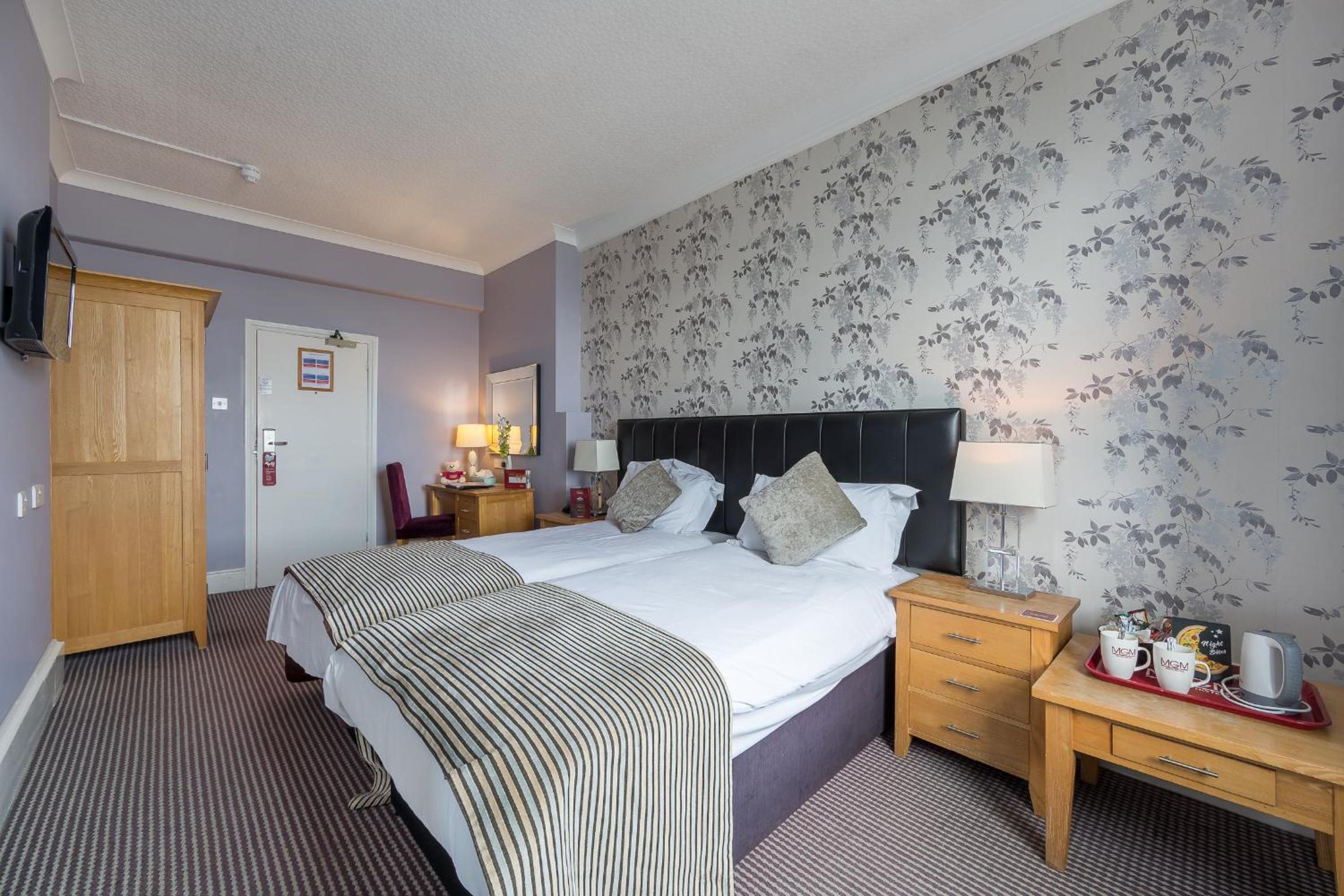 Standard Twin Room - Photo 7