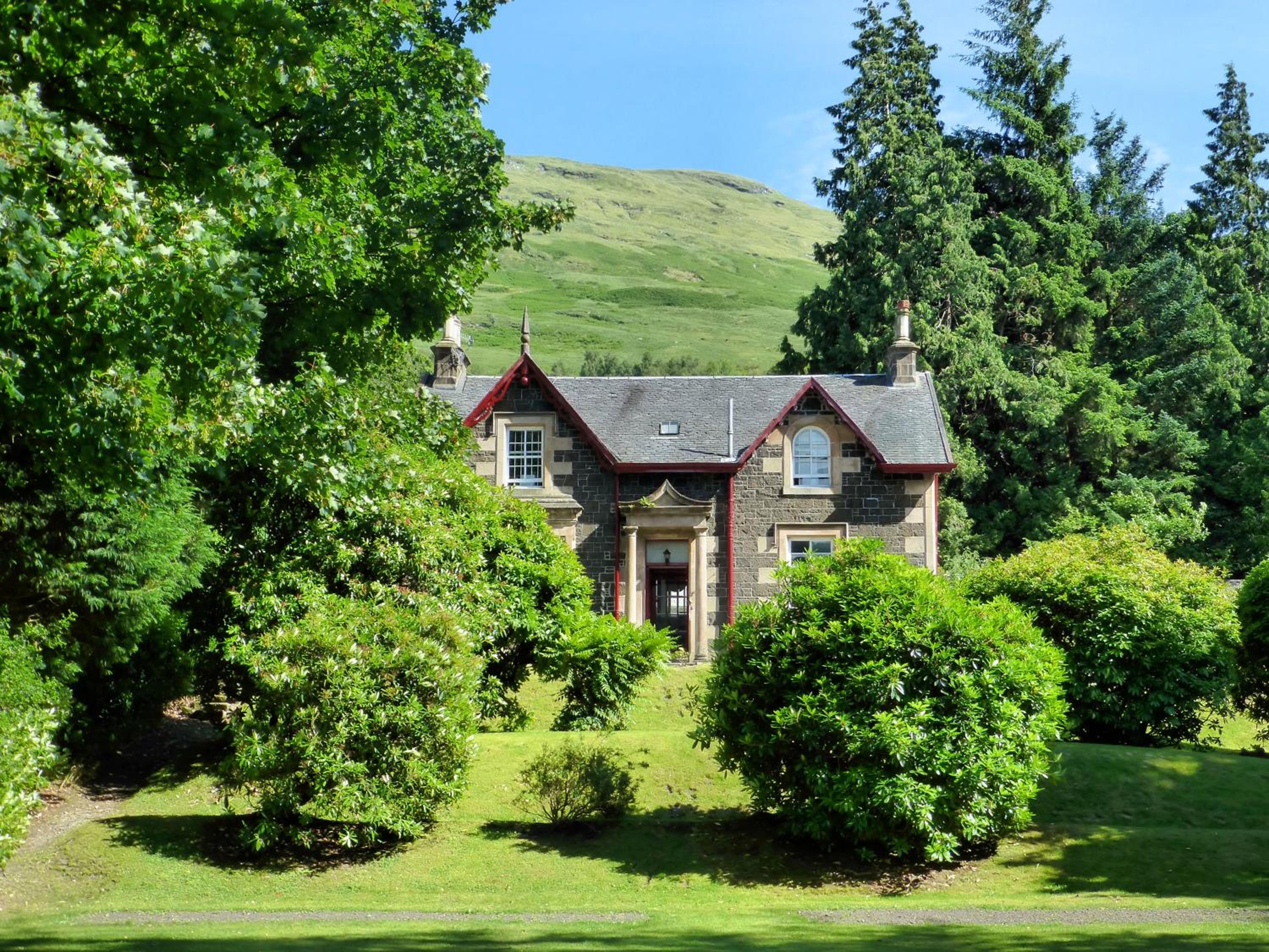 Five-Bedroom House photo 1