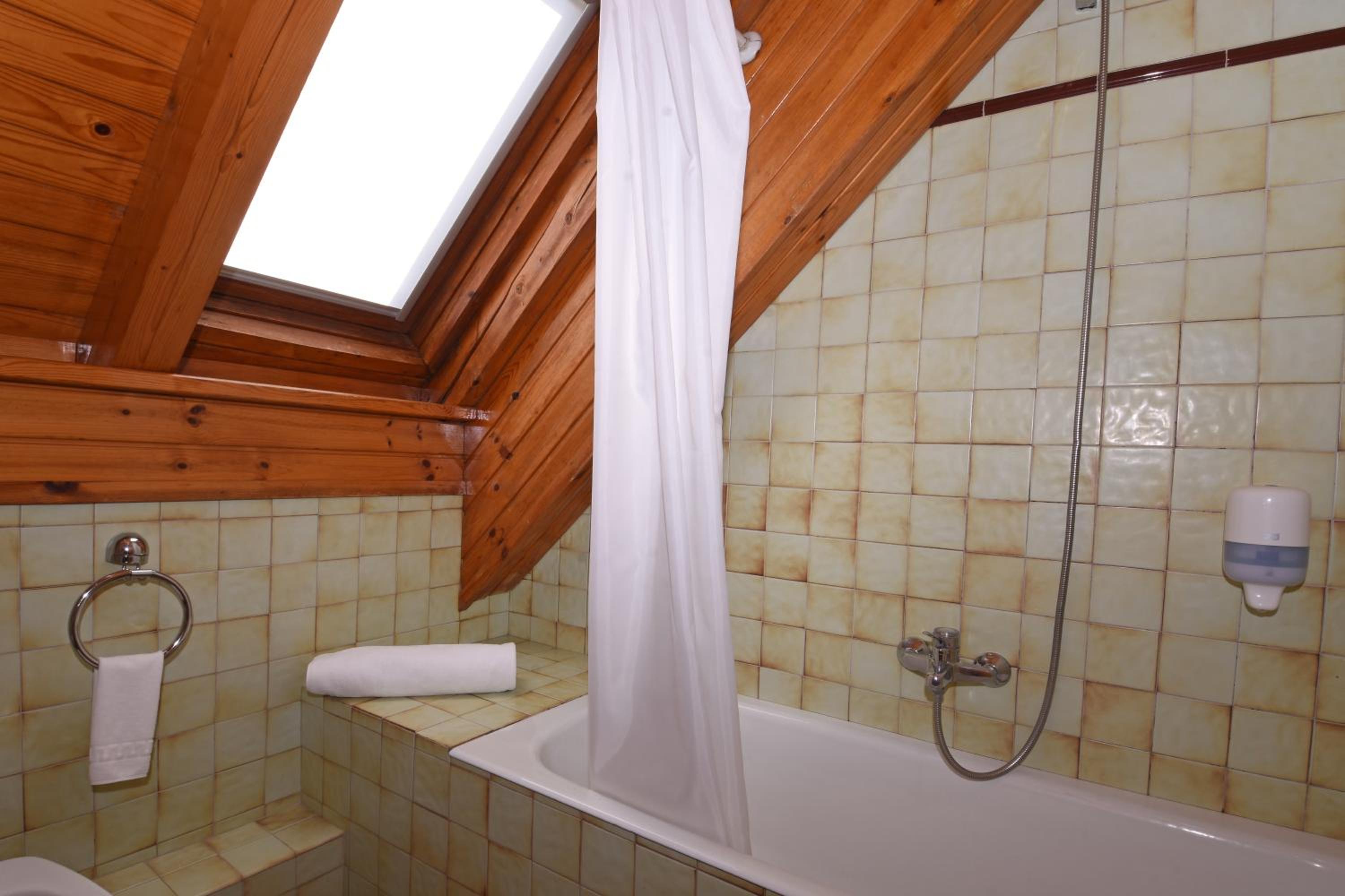 Triple Attic Room photo 2
