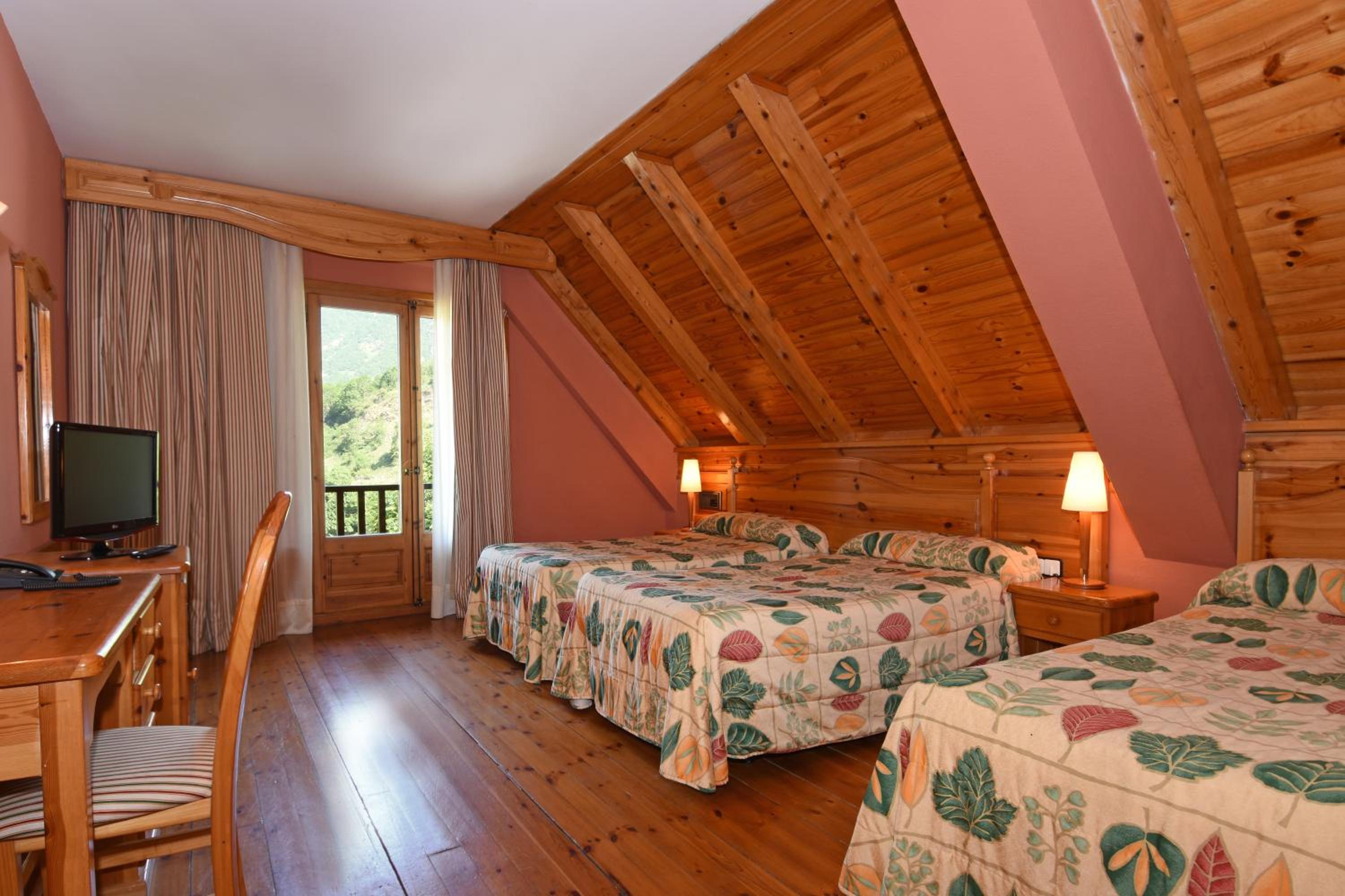 Quadruple Attic  Room photo 3