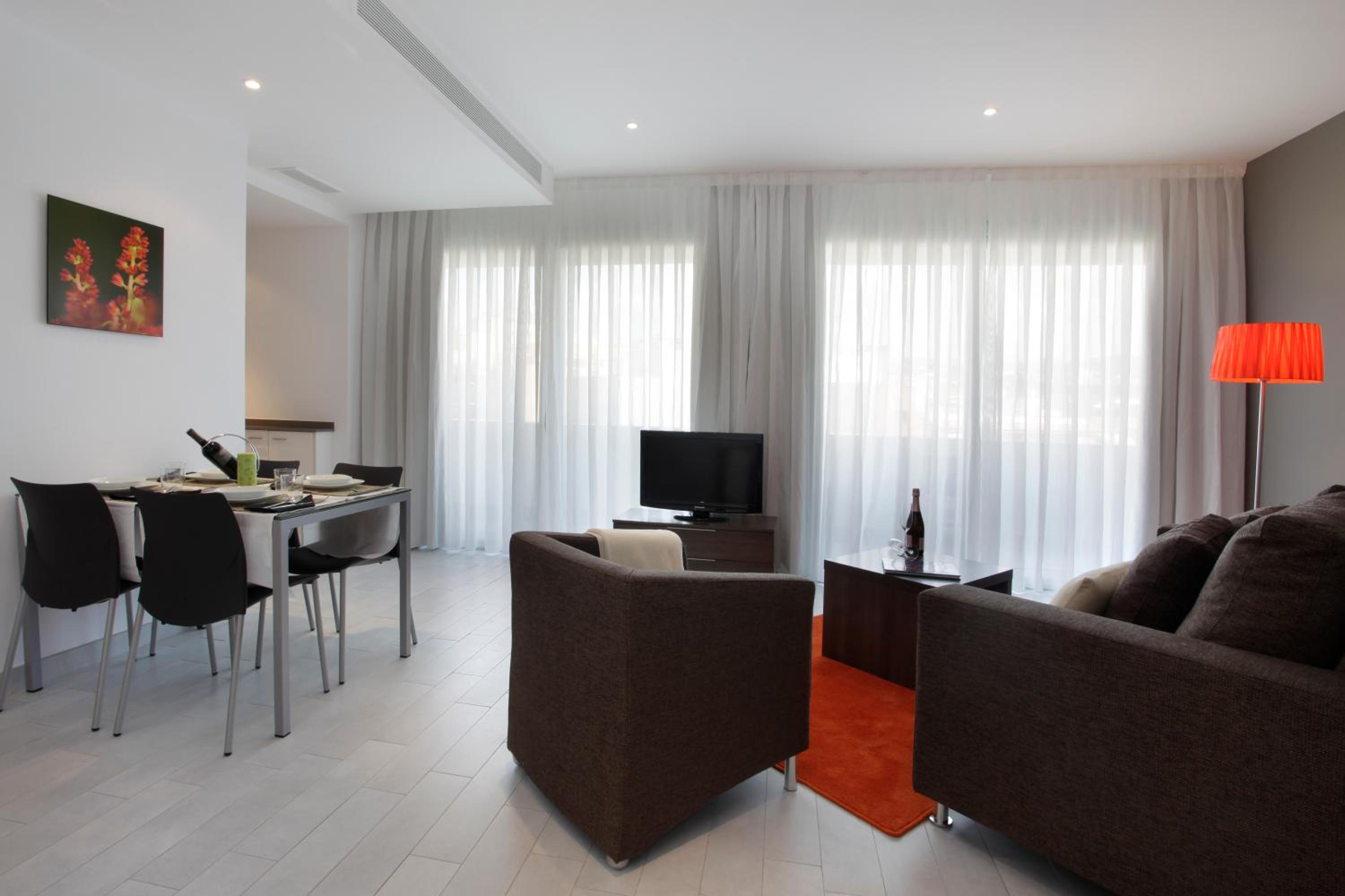 Deluxe Two-Bedroom Apartment with Balcony photo 2