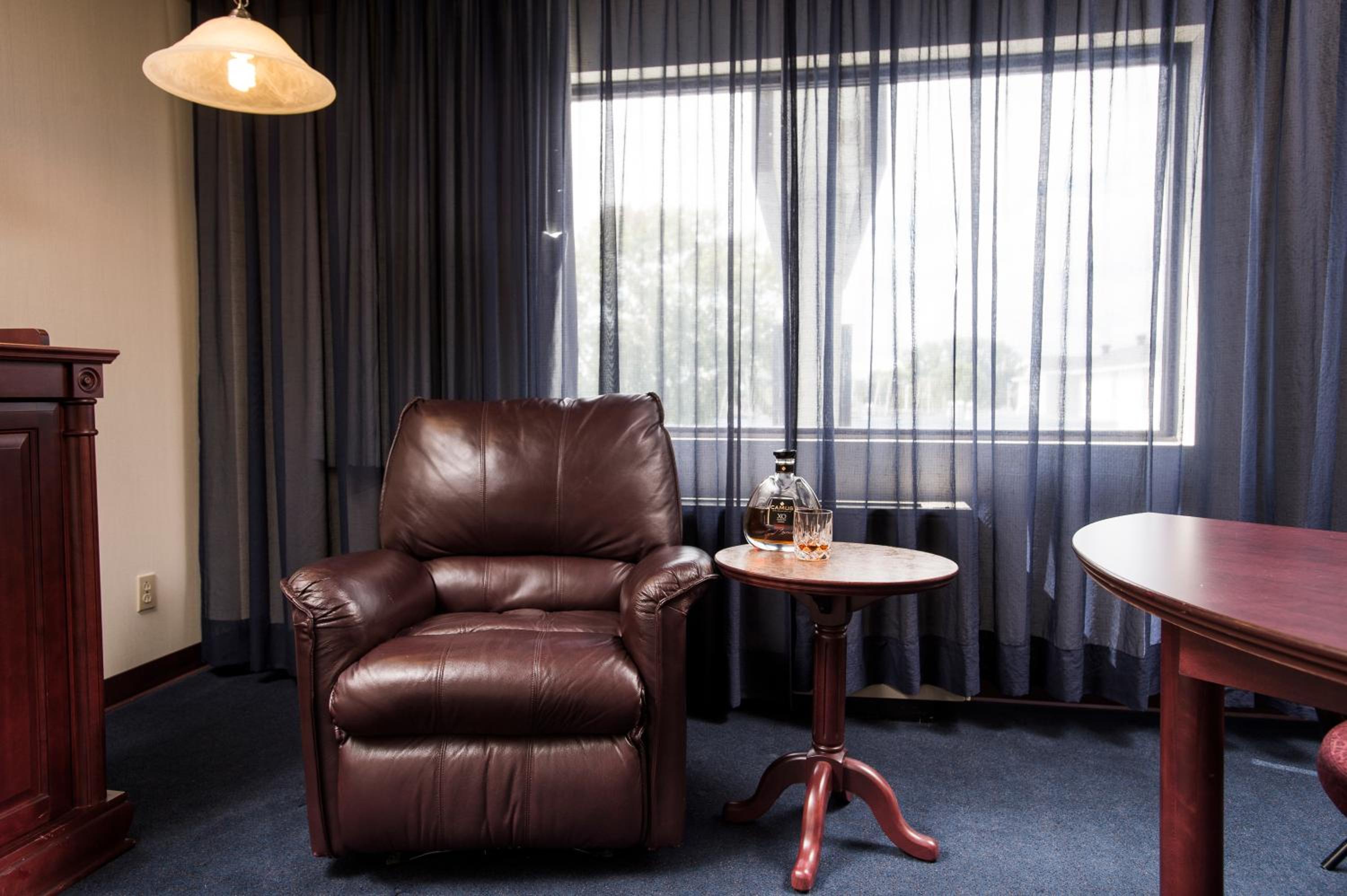 Queen Room photo 2